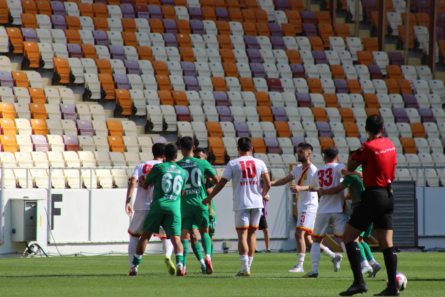 Malatyaspor ve Yeşilyurtspor'da ne bayrak ne de doktor var!