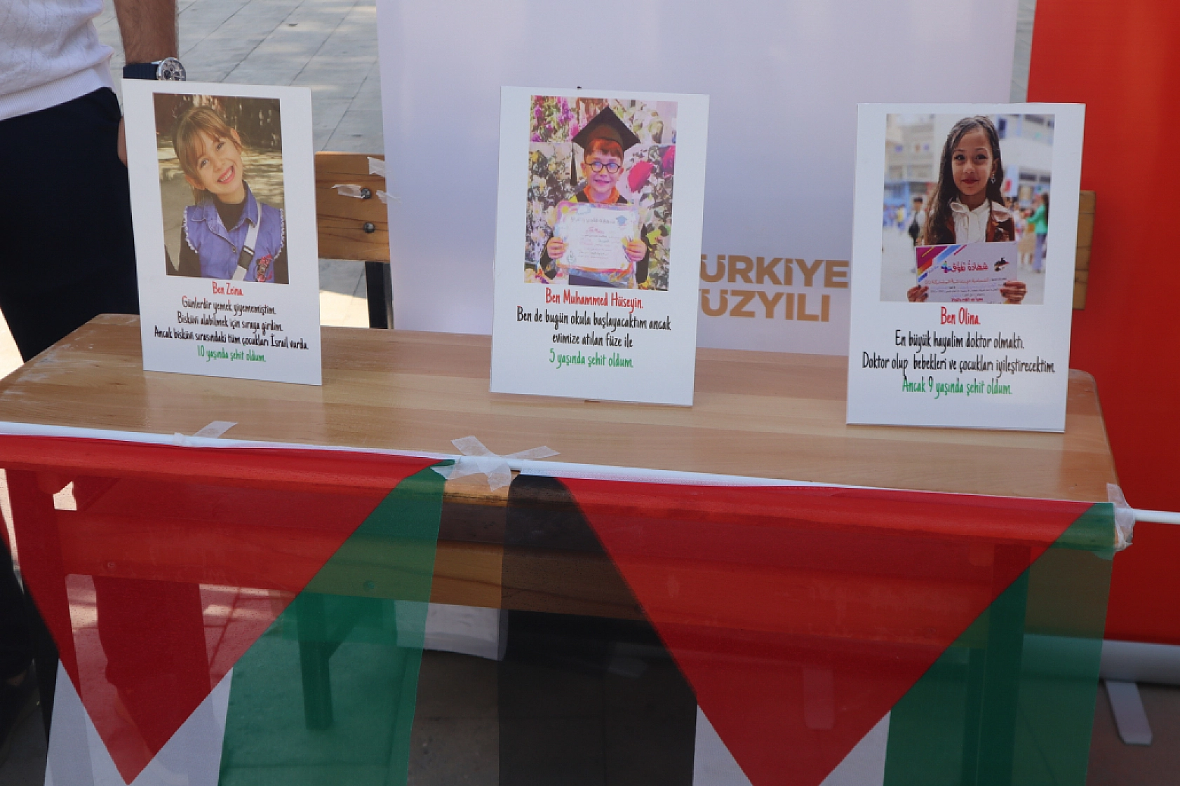 Malatya'da Eğitim Sevinci, Gazze'de Yas: 19 Bin Çocuk Sıralarına Dönemedi