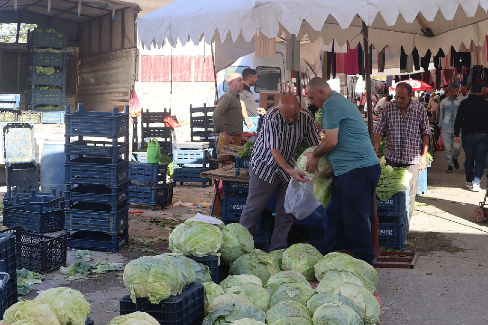 Malatyalılar Alışveriş Tercihlerini Değiştirdi! Marketlere Değil Semt Pazarlarına Akın Ettiler..