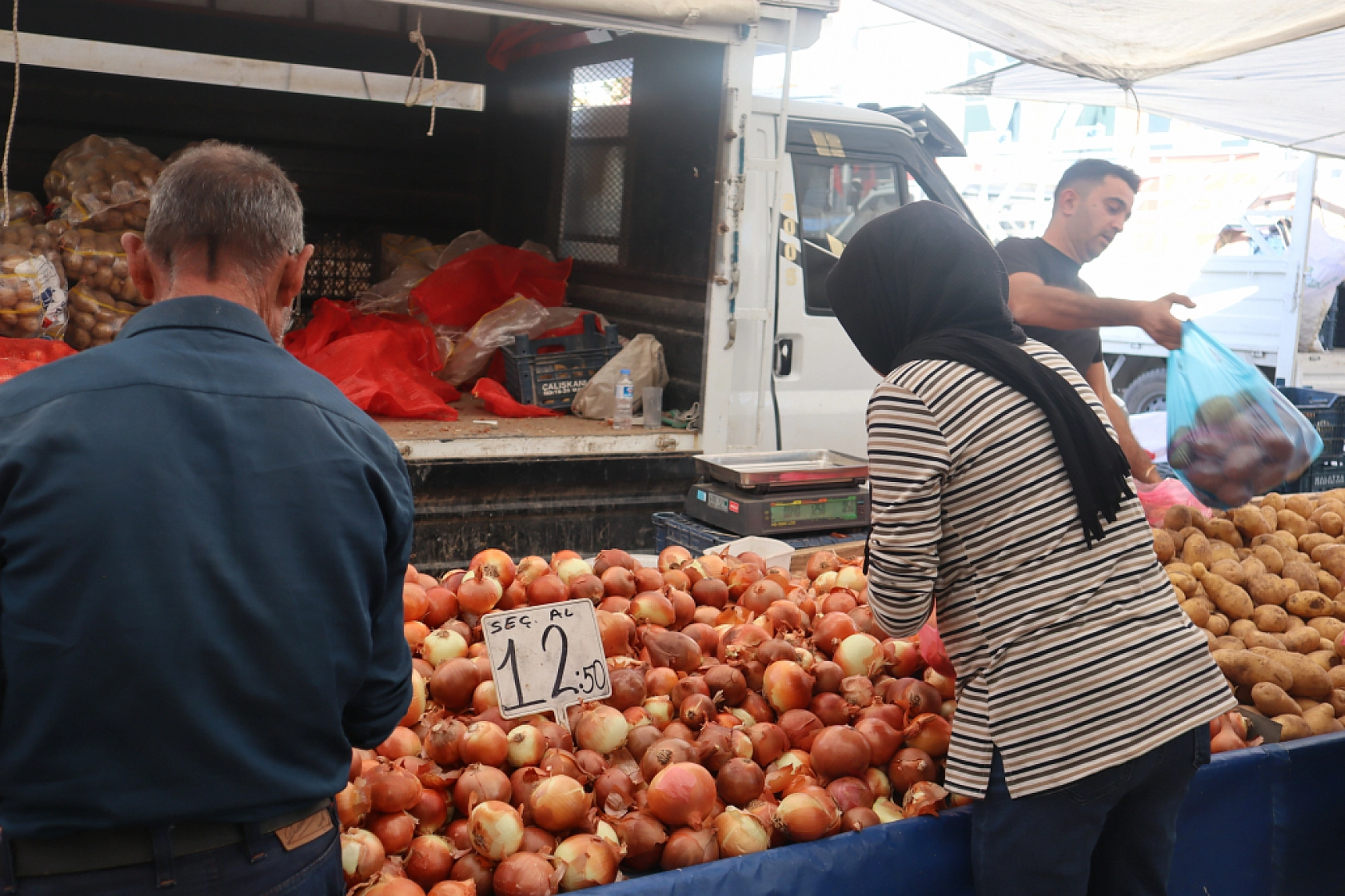Malatyalılar Alışveriş Tercihlerini Değiştirdi! Marketlere Değil Semt Pazarlarına Akın Ettiler..
