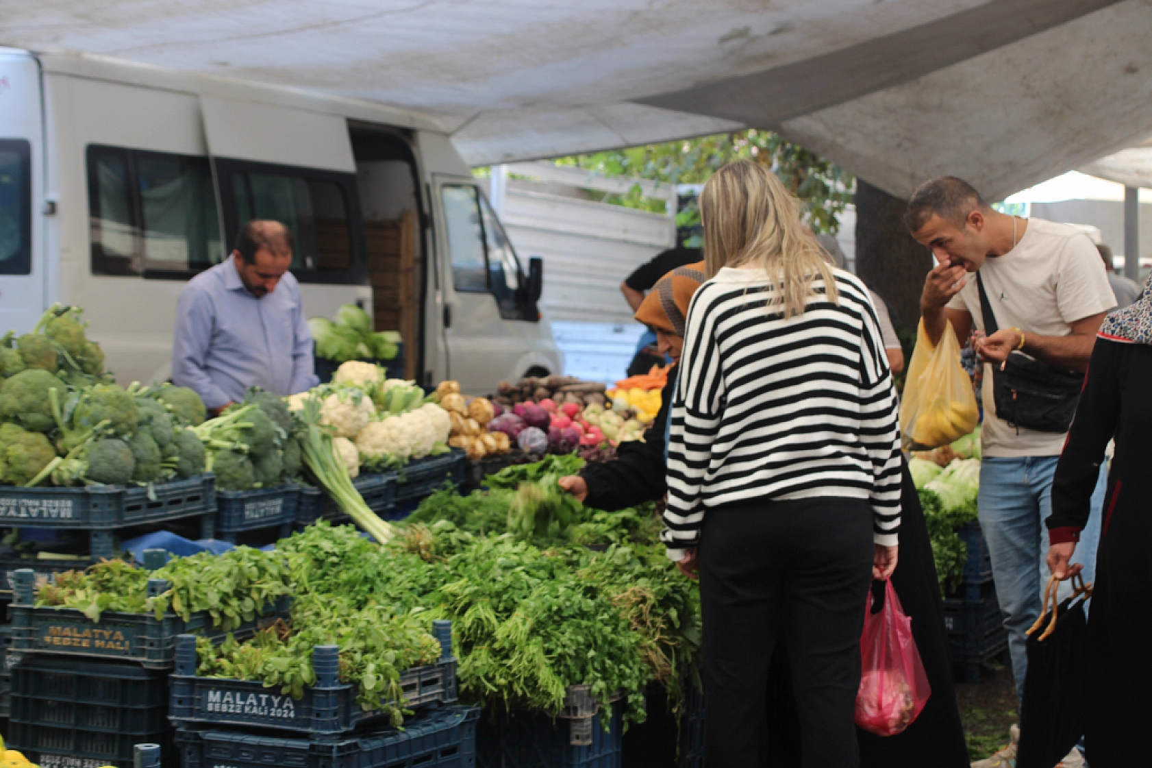 Malatya'da Poşetler Hafifliyor! Artık Pazarda da Sebze Meyve Almak Cep Yakıyor..!