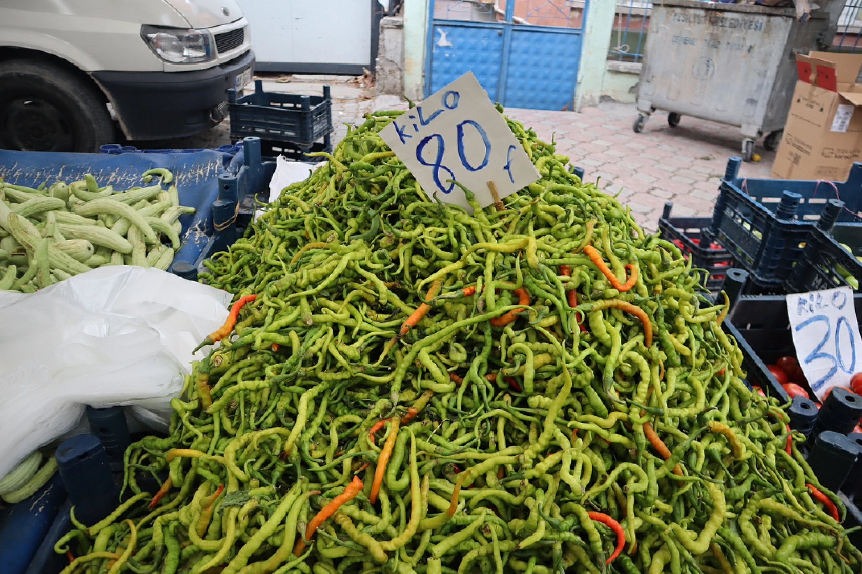 Pazarda ilginç tablo: Domates ucuz, şeftali el yakıyor