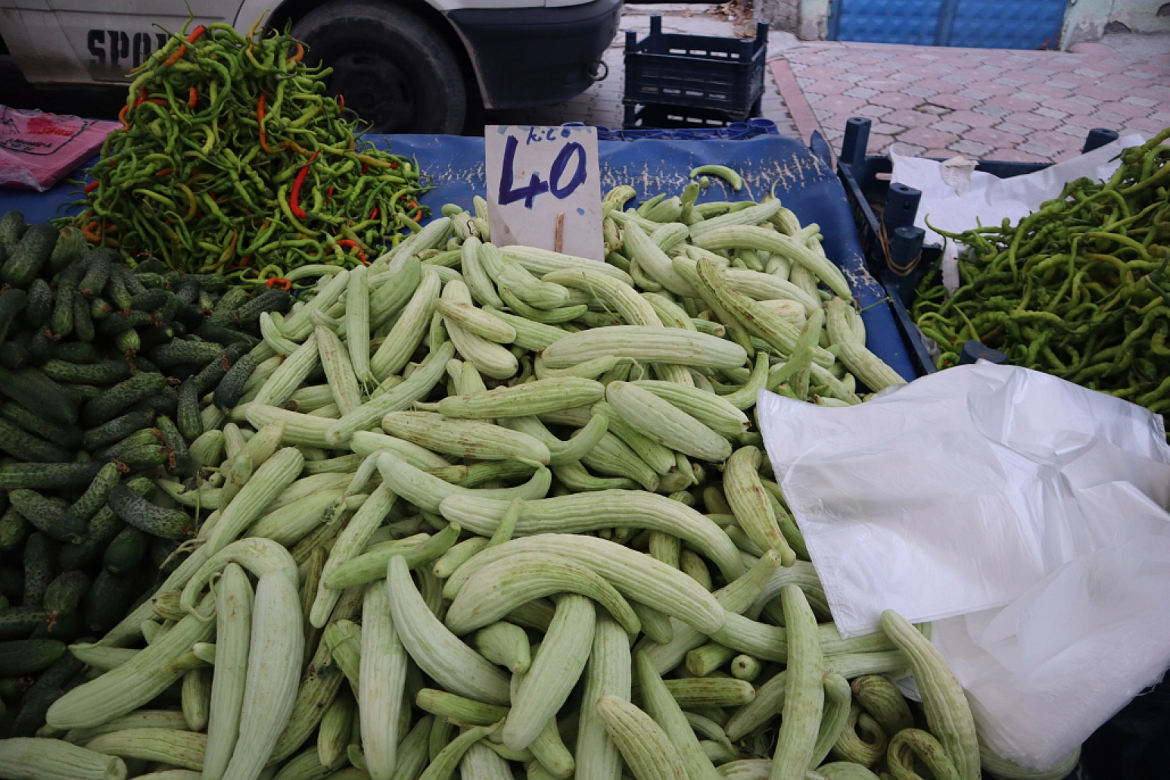 Pazarda ilginç tablo: Domates ucuz, şeftali el yakıyor