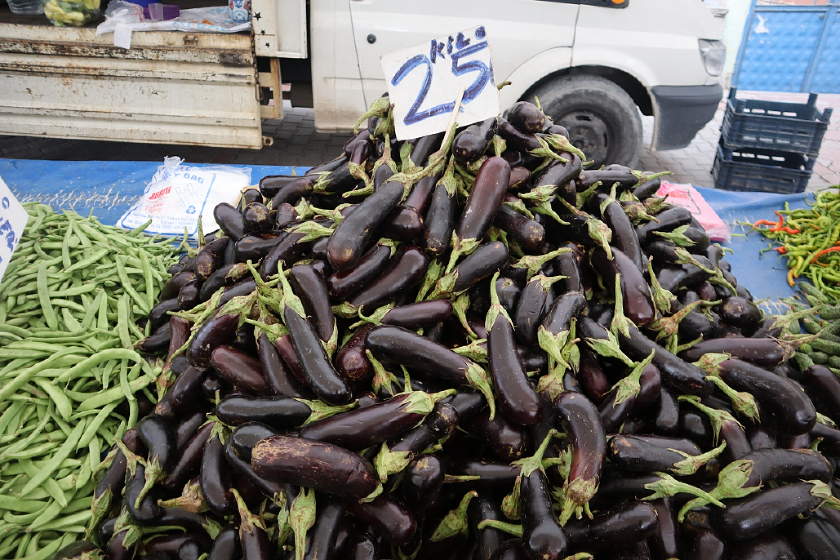 Pazarda ilginç tablo: Domates ucuz, şeftali el yakıyor