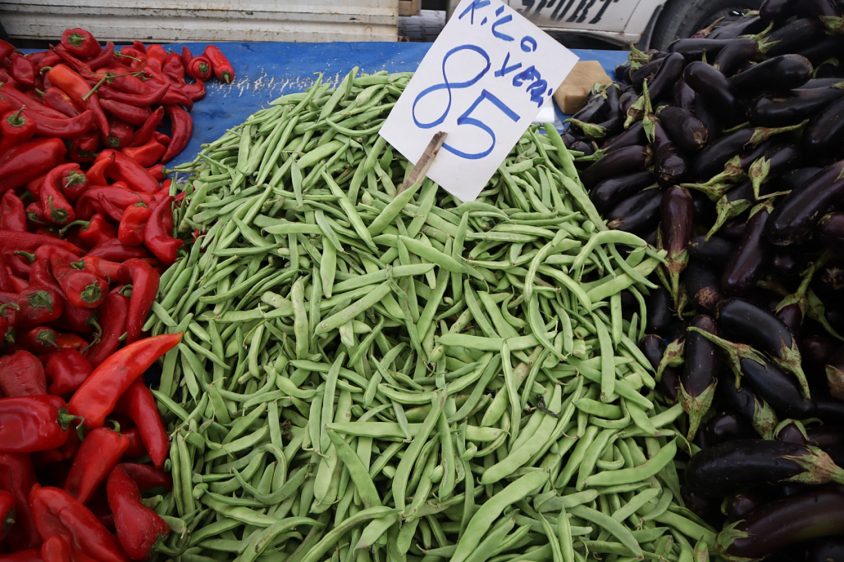 Pazarda ilginç tablo: Domates ucuz, şeftali el yakıyor