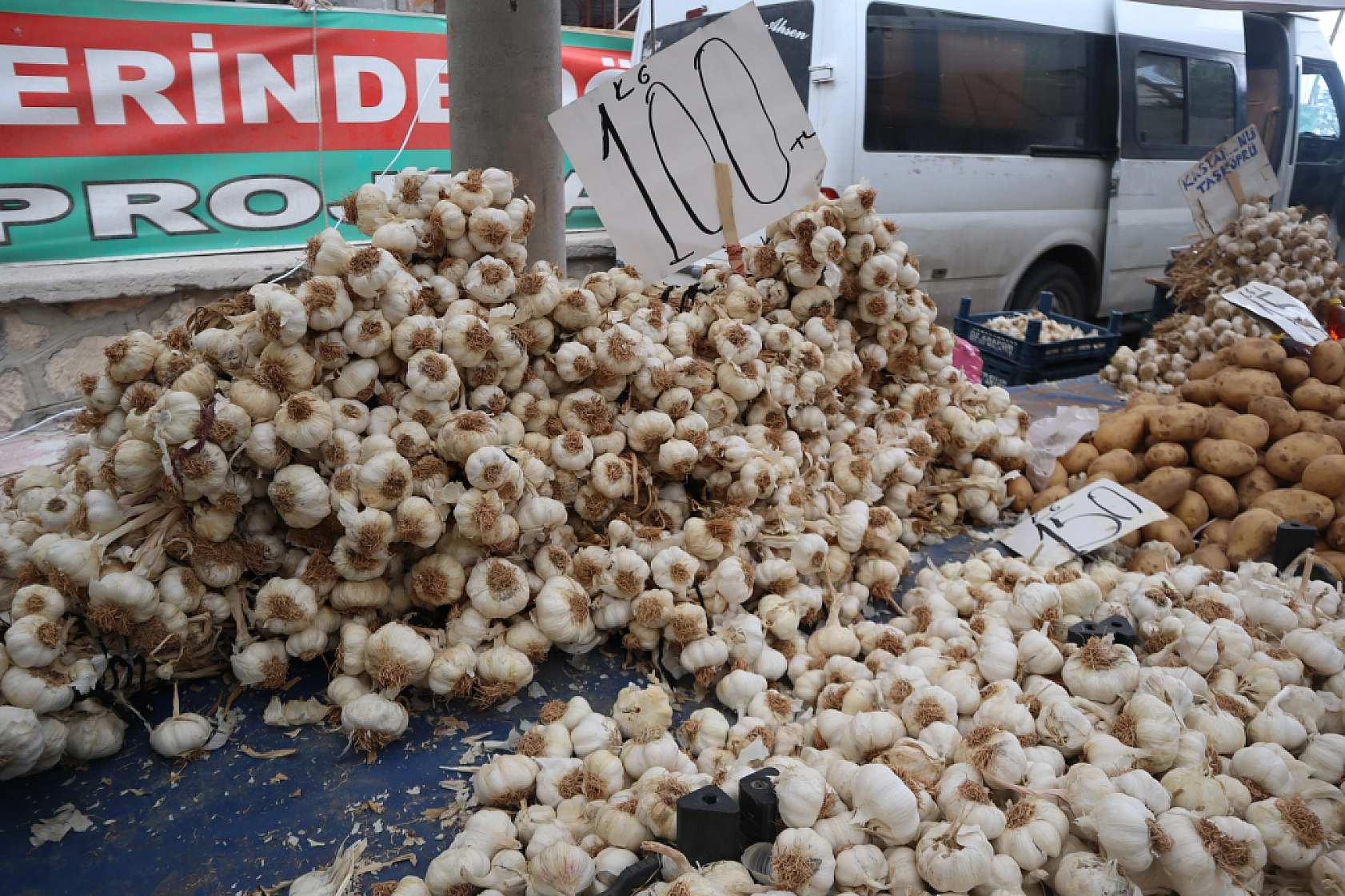 Pazarda ilginç tablo: Domates ucuz, şeftali el yakıyor