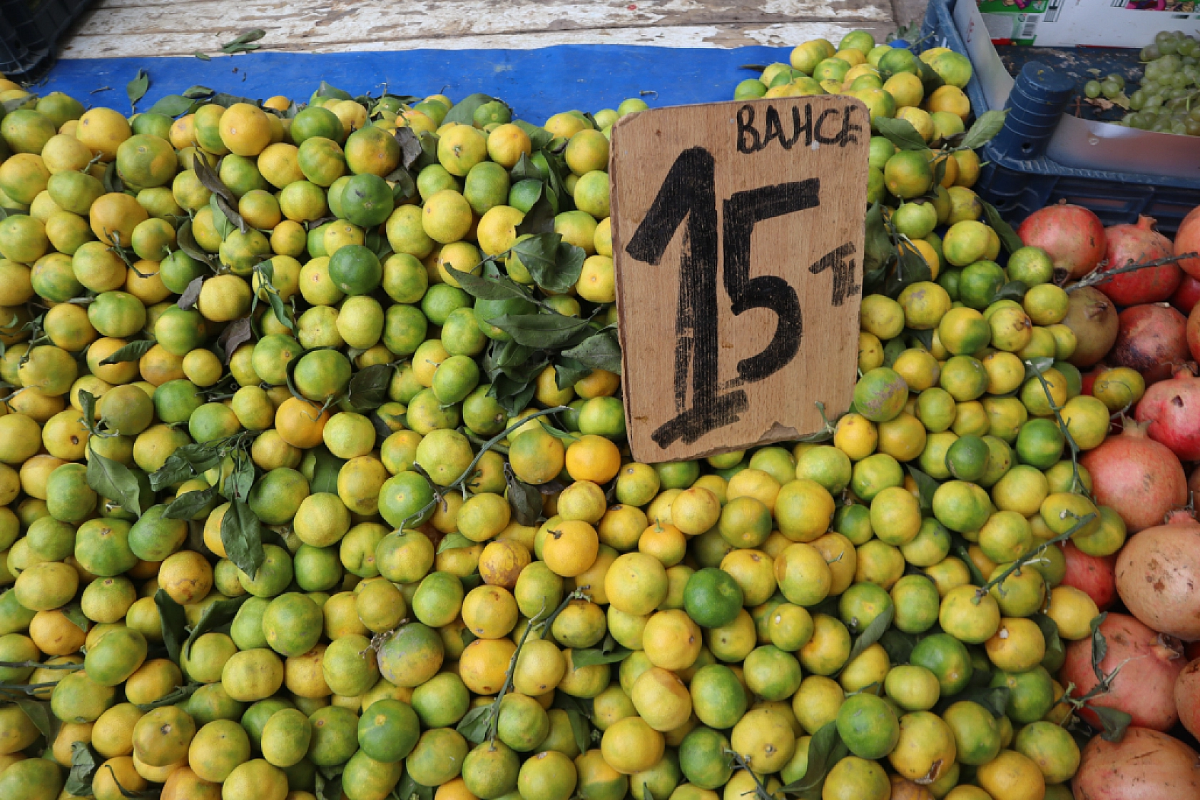 Pazarda ilginç tablo: Domates ucuz, şeftali el yakıyor