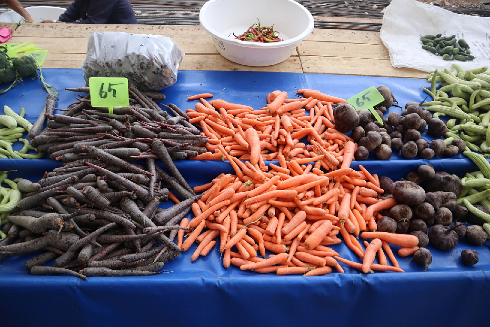 Pazarda ilginç tablo: Domates ucuz, şeftali el yakıyor