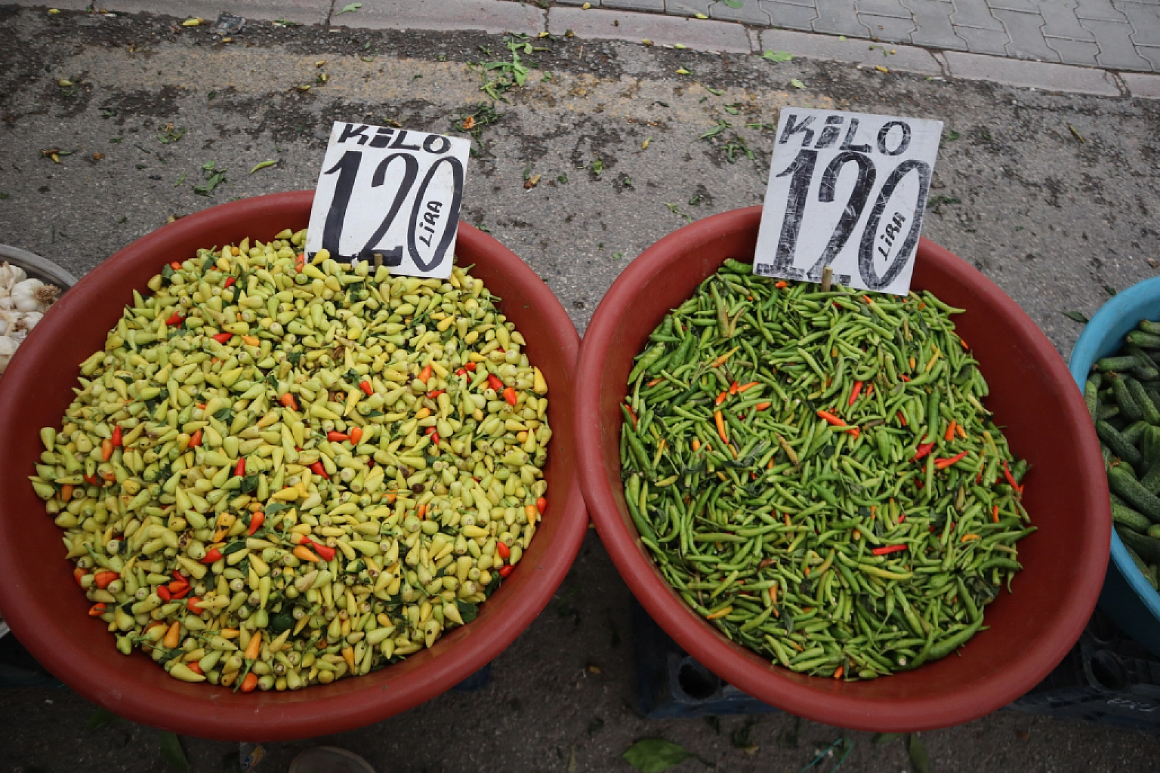 Pazarda ilginç tablo: Domates ucuz, şeftali el yakıyor