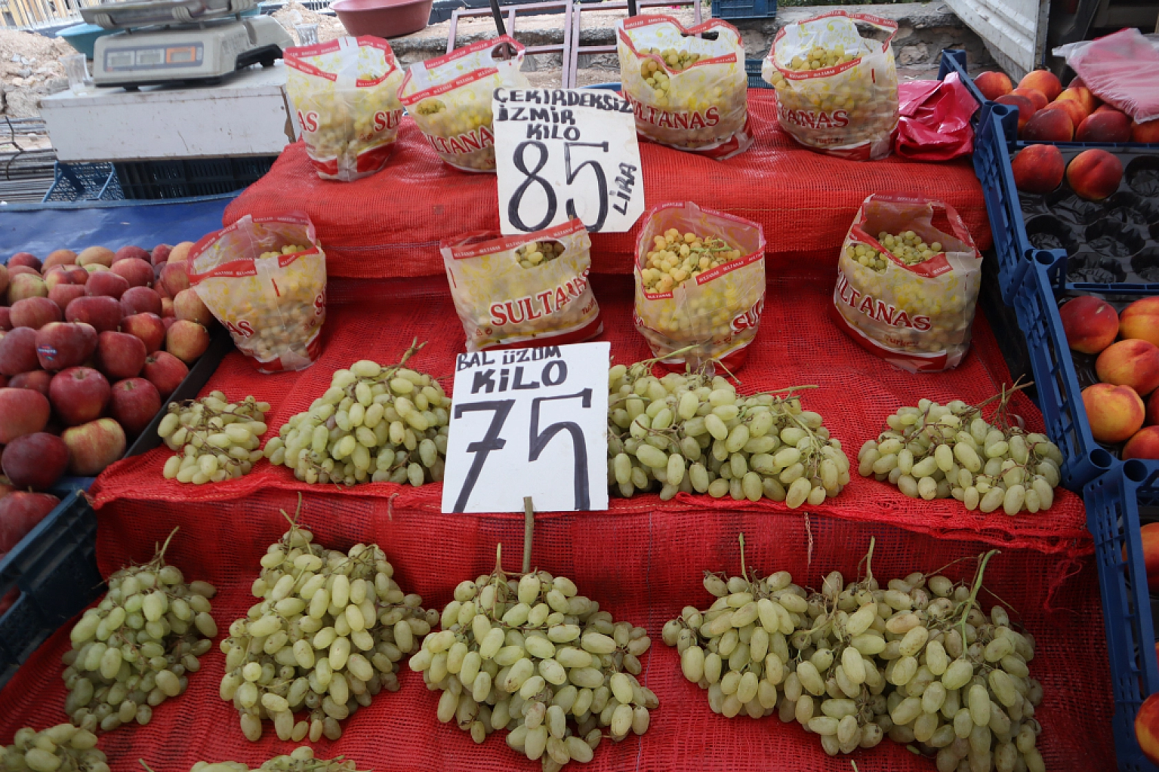 Pazarda ilginç tablo: Domates ucuz, şeftali el yakıyor
