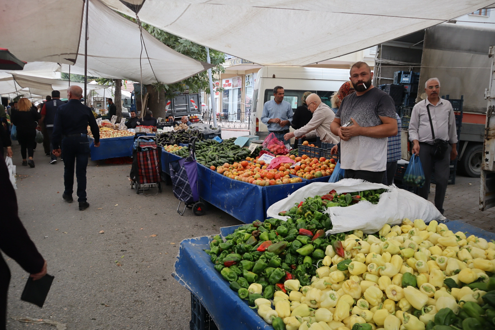 Pazarda ilginç tablo: Domates ucuz, şeftali el yakıyor