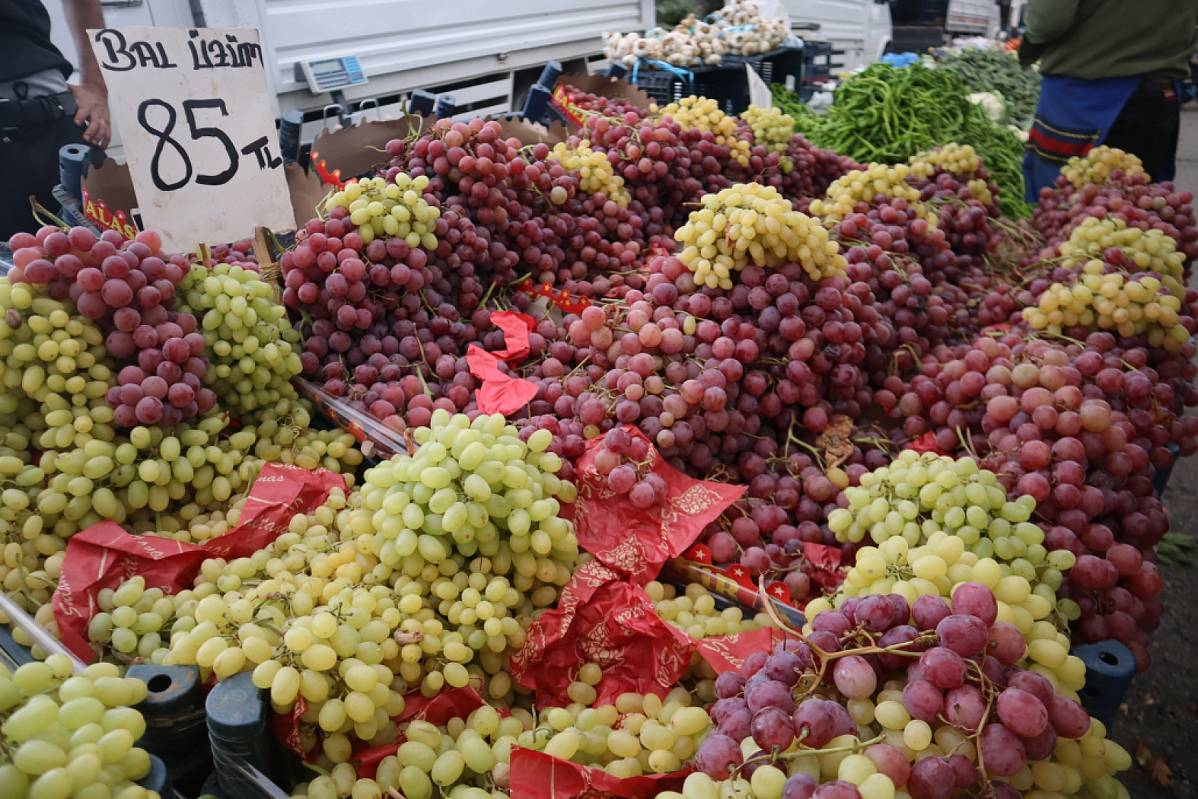 Pazarda ilginç tablo: Domates ucuz, şeftali el yakıyor