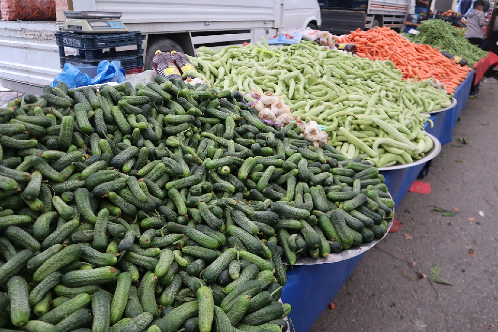 Pazarda ilginç tablo: Domates ucuz, şeftali el yakıyor