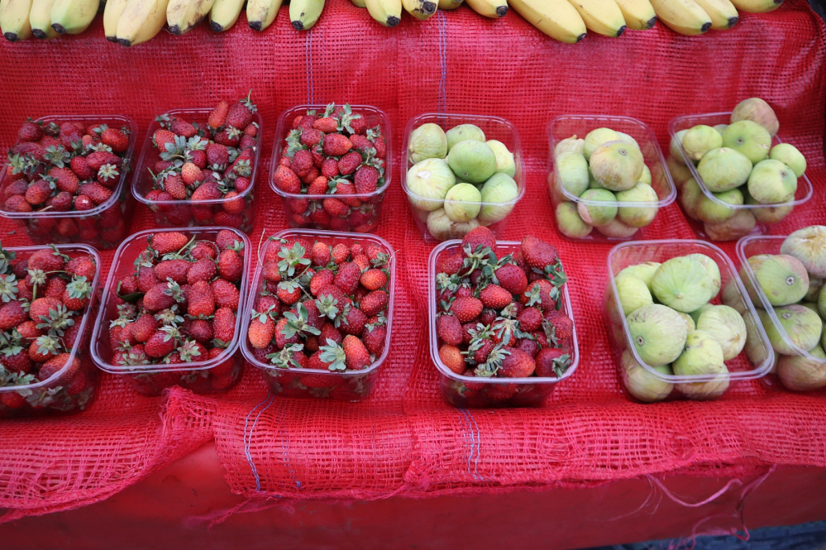 Pazarda ilginç tablo: Domates ucuz, şeftali el yakıyor