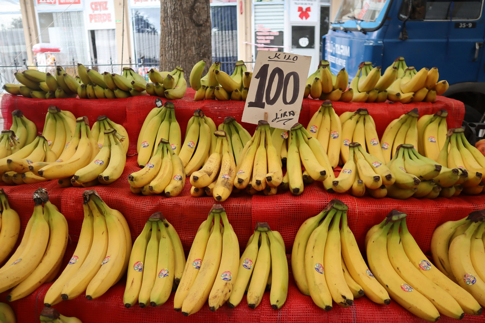 Pazarda ilginç tablo: Domates ucuz, şeftali el yakıyor