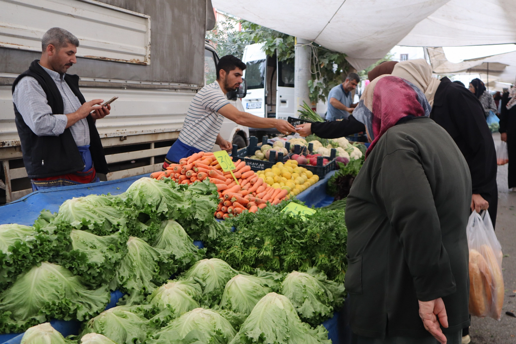 Pazarda ilginç tablo: Domates ucuz, şeftali el yakıyor