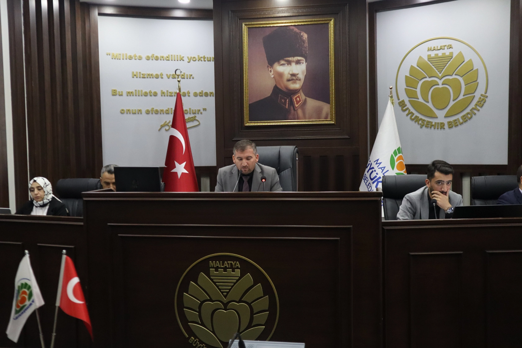 Malatya'da 'Fahri Hemşerilik' kararına tepki! Uçak yok, yol yok, unvan var…