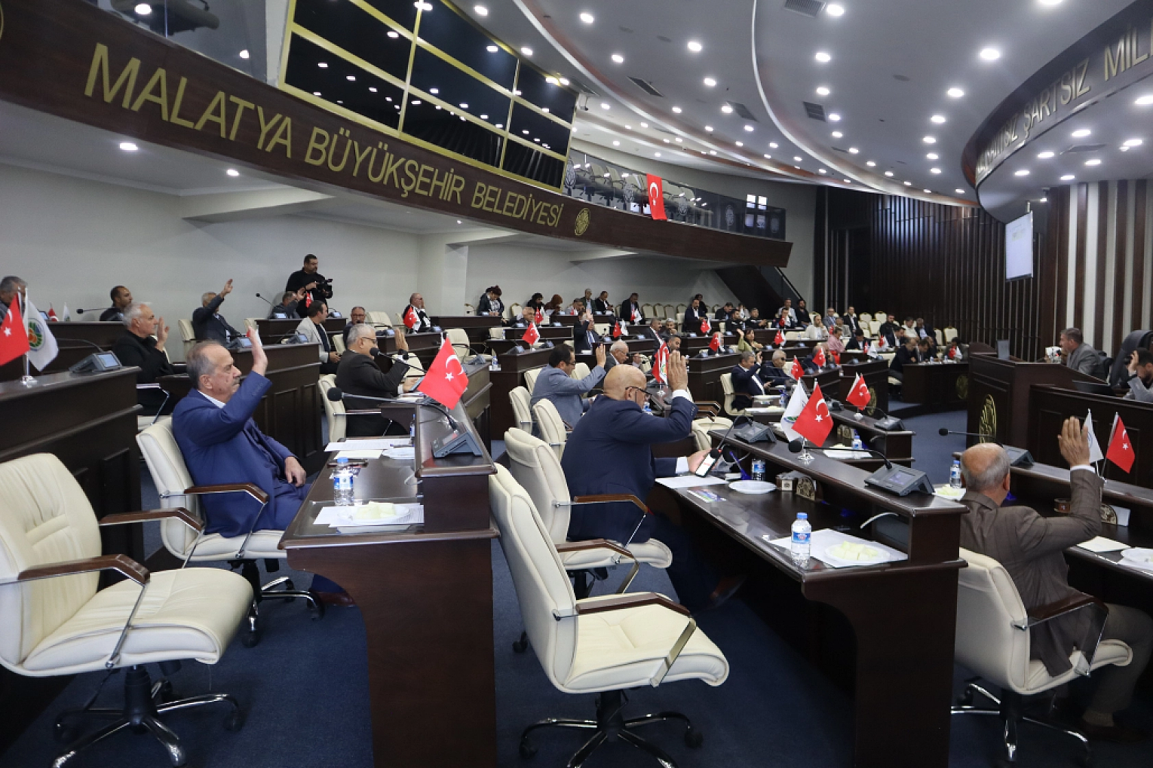 Malatya'da 'Fahri Hemşerilik' kararına tepki! Uçak yok, yol yok, unvan var…