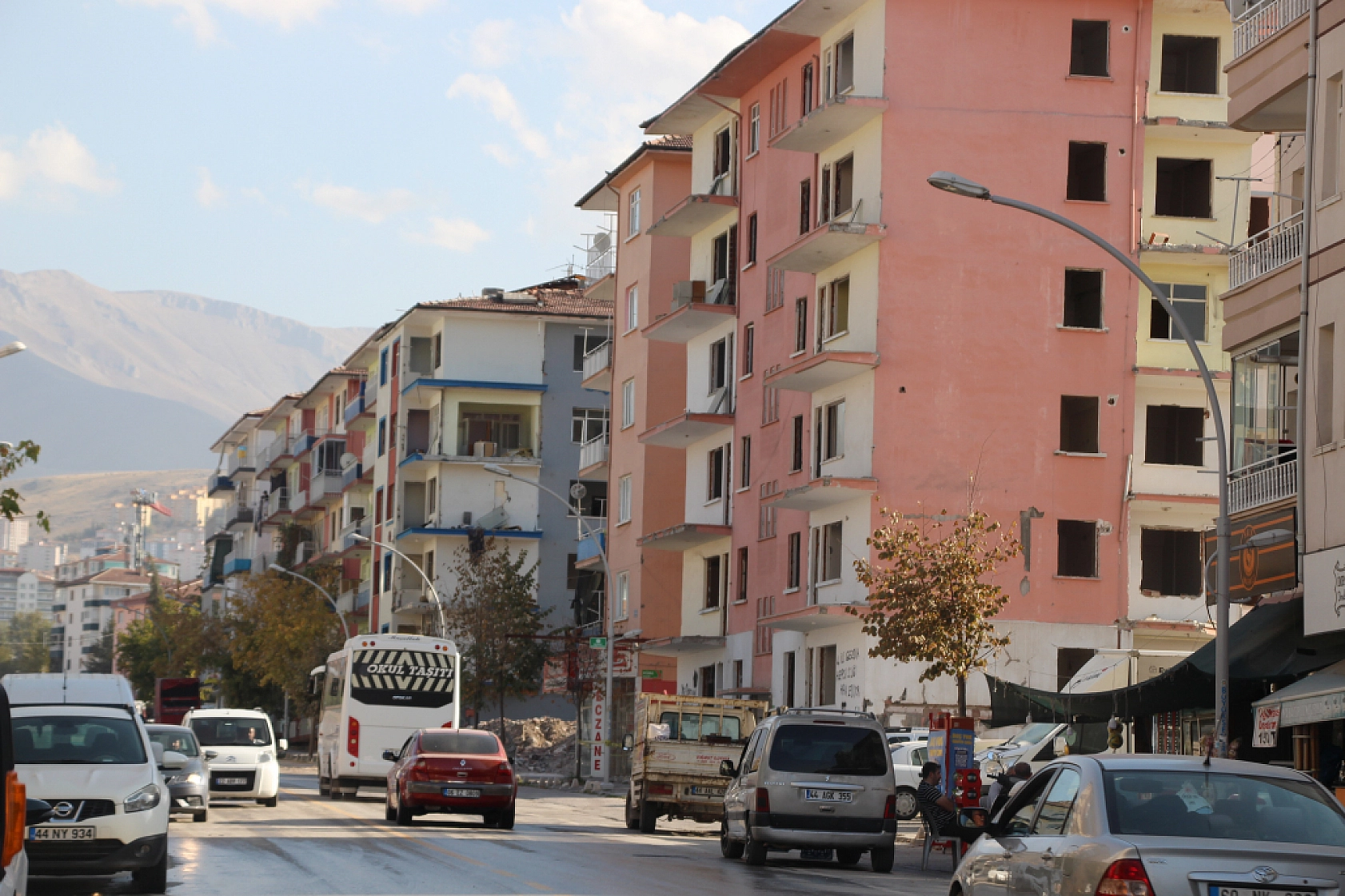 Malatya'da Ağır Hasarlı Binalara Şerit Çekildi..! Önlemler Arttırıldı...
