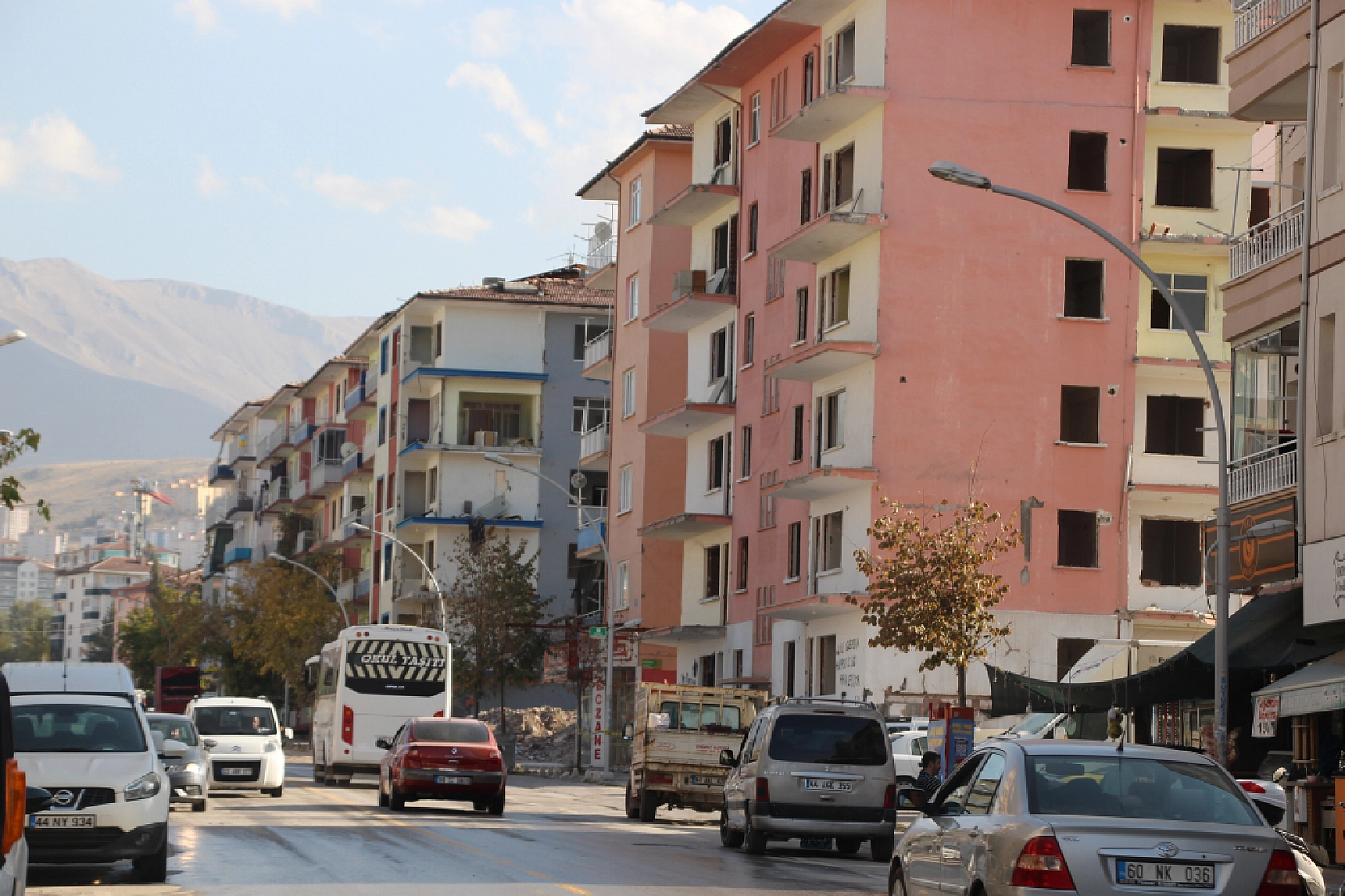 Malatya'da Ağır Hasarlı Binalara Şerit Çekildi..! Önlemler Arttırıldı...
