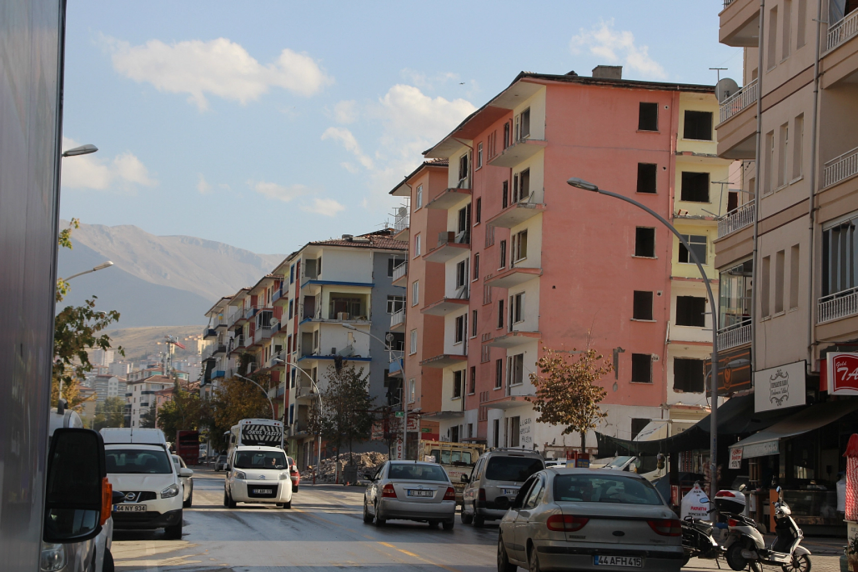 Malatya'da Ağır Hasarlı Binalara Şerit Çekildi..! Önlemler Arttırıldı...