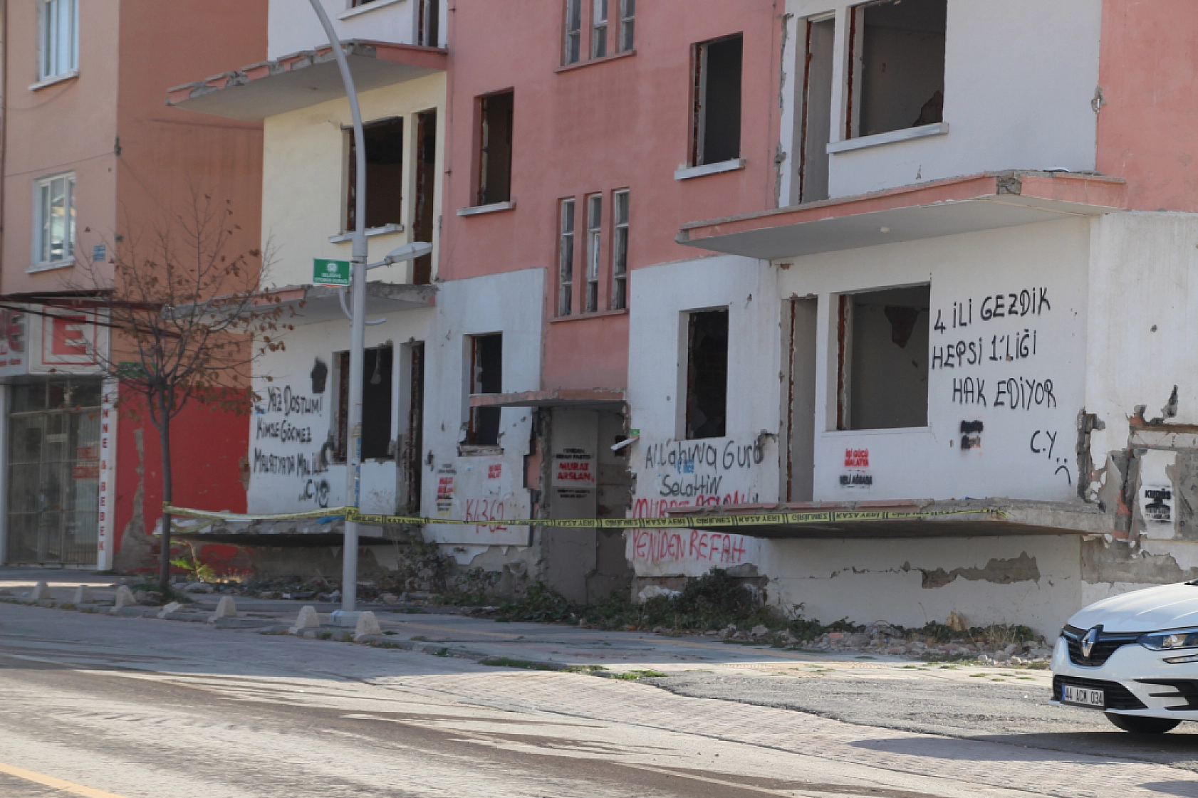 Malatya'da Ağır Hasarlı Binalara Şerit Çekildi..! Önlemler Arttırıldı...
