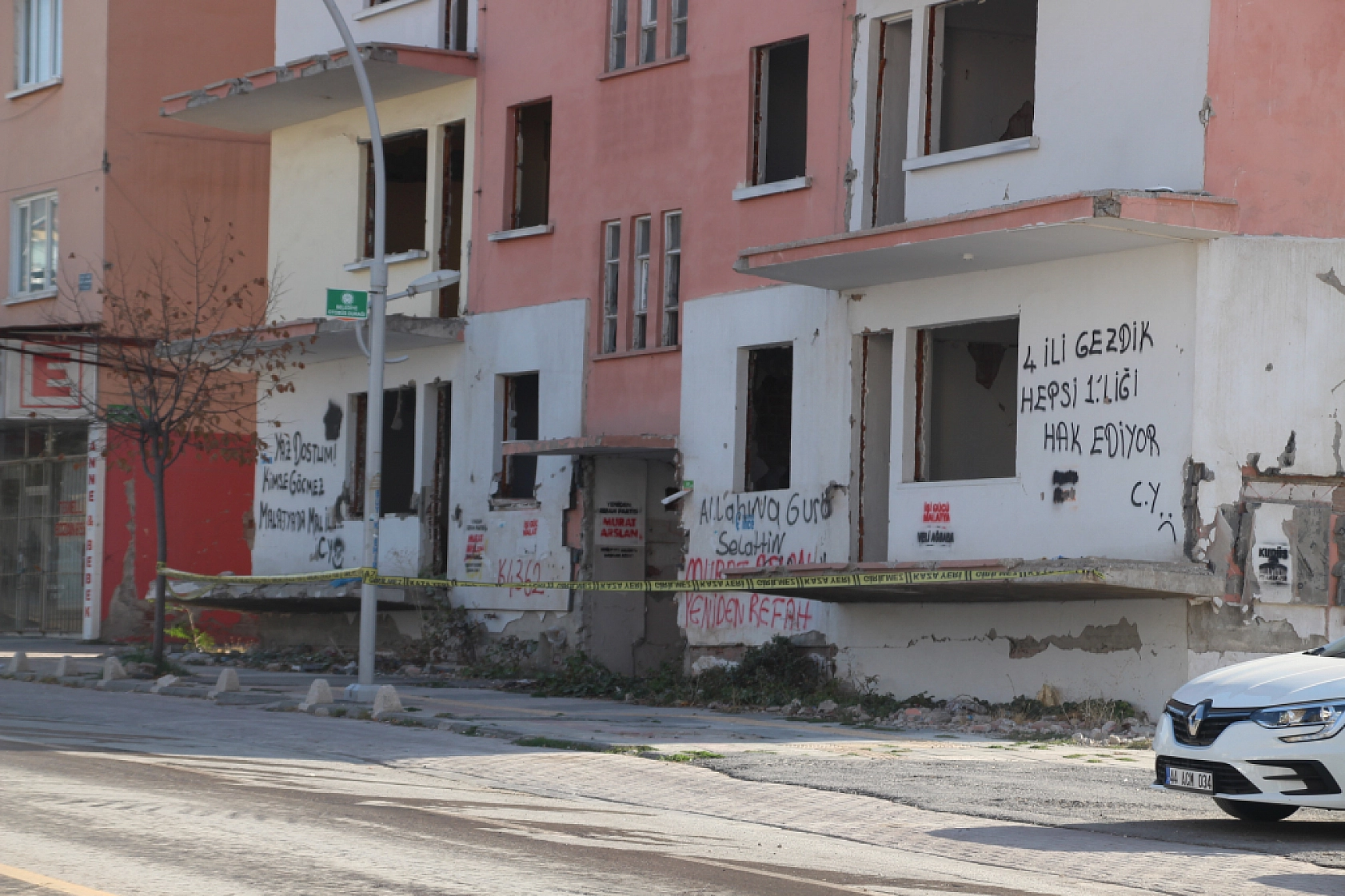 Malatya'da Ağır Hasarlı Binalara Şerit Çekildi..! Önlemler Arttırıldı...