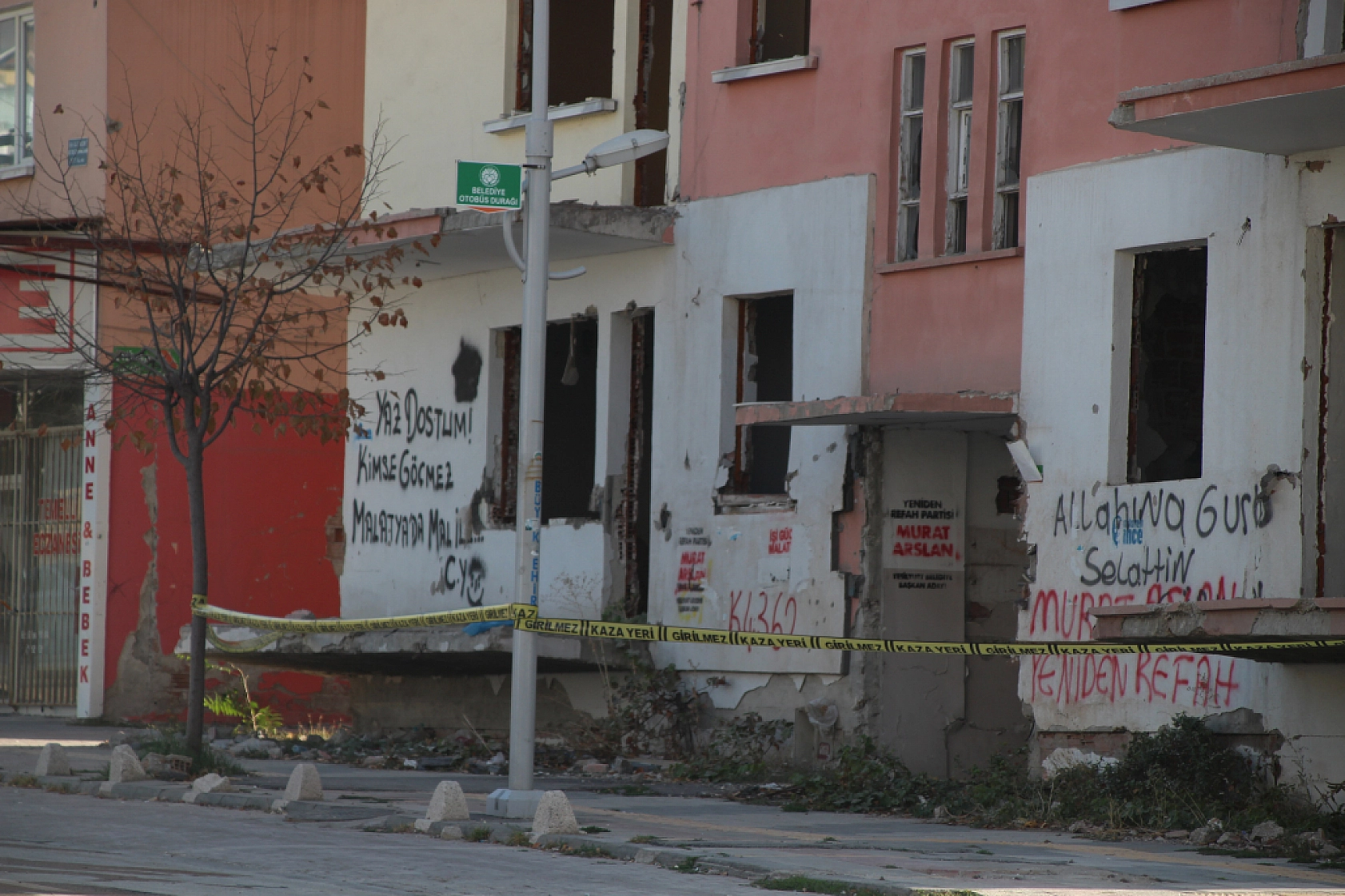Malatya'da Ağır Hasarlı Binalara Şerit Çekildi..! Önlemler Arttırıldı...