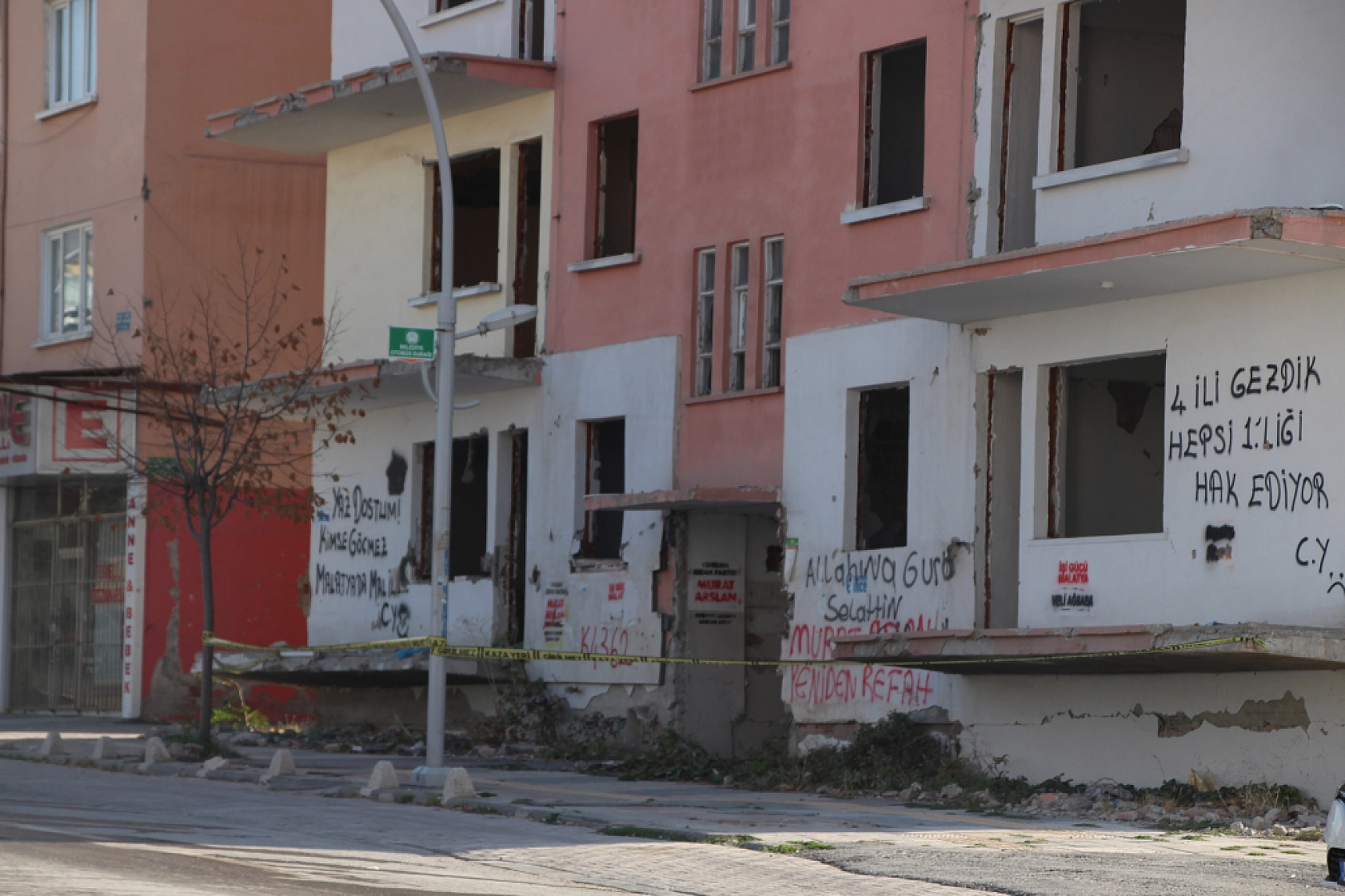 Malatya'da Ağır Hasarlı Binalara Şerit Çekildi..! Önlemler Arttırıldı...