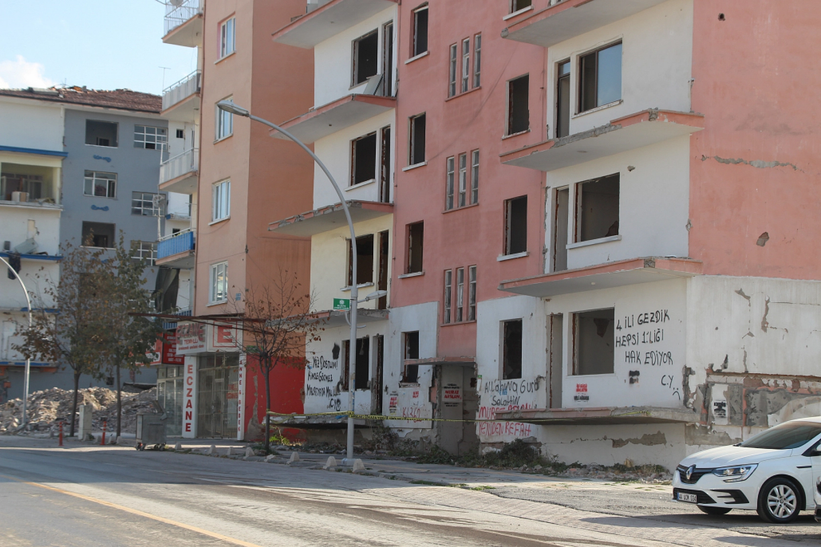 Malatya'da Ağır Hasarlı Binalara Şerit Çekildi..! Önlemler Arttırıldı...