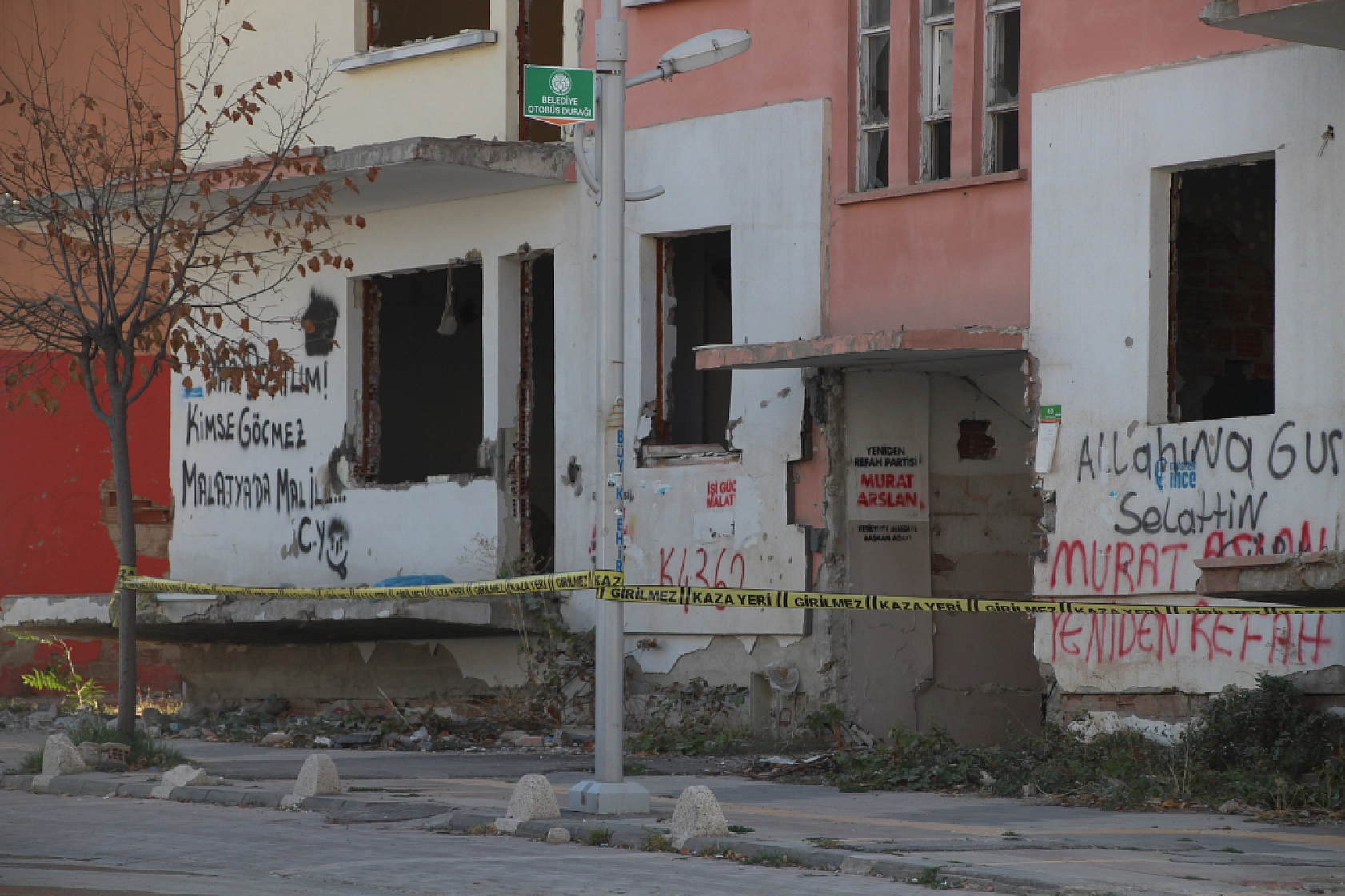 Malatya'da Ağır Hasarlı Binalara Şerit Çekildi..! Önlemler Arttırıldı...