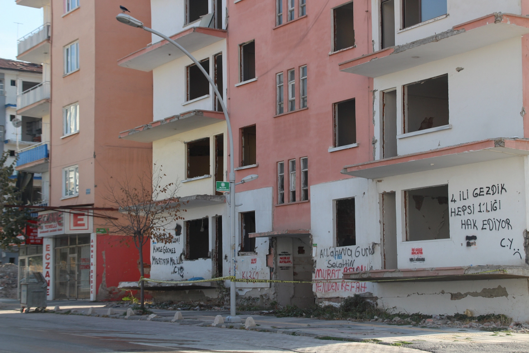 Malatya'da Ağır Hasarlı Binalara Şerit Çekildi..! Önlemler Arttırıldı...