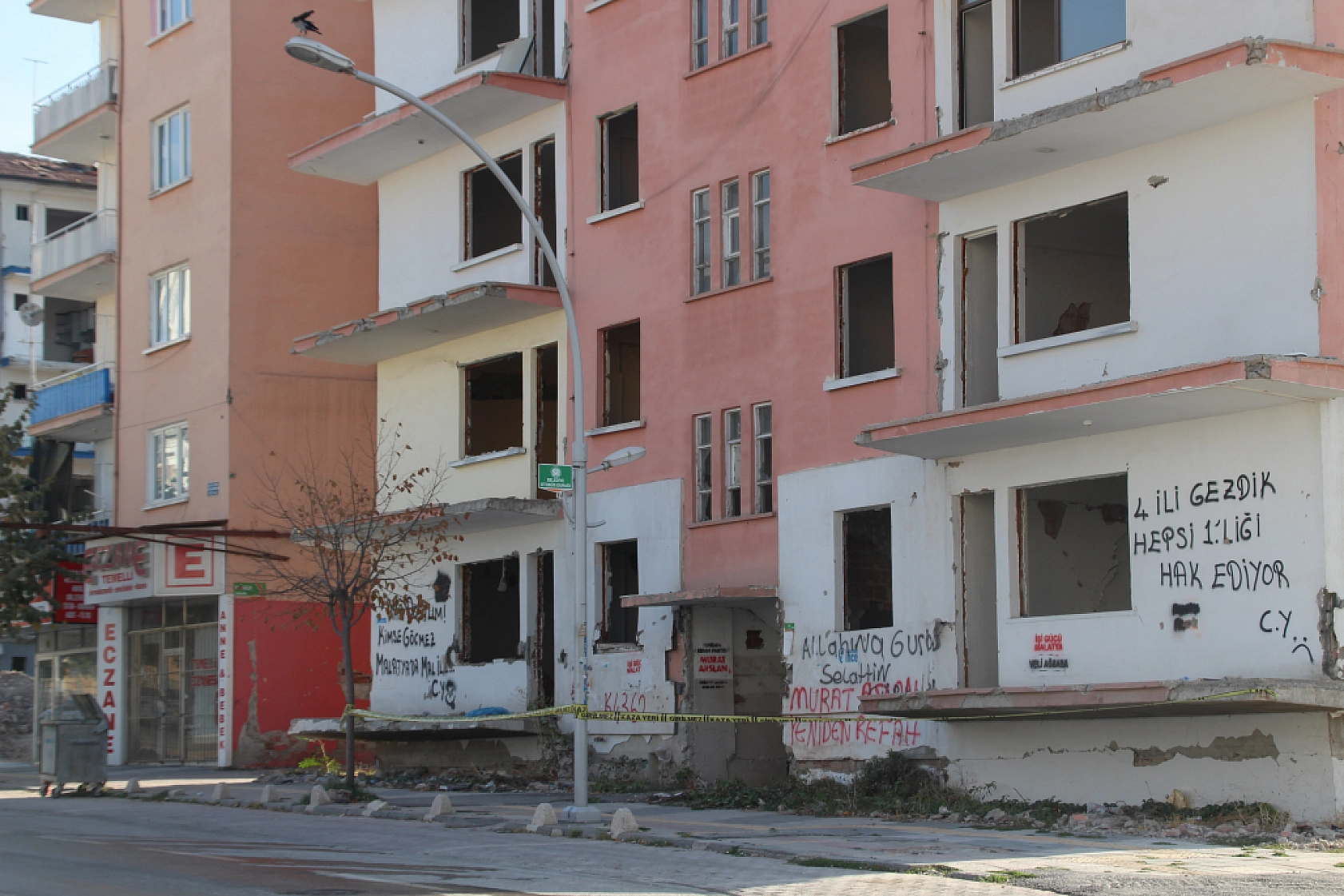 Malatya'da Ağır Hasarlı Binalara Şerit Çekildi..! Önlemler Arttırıldı...
