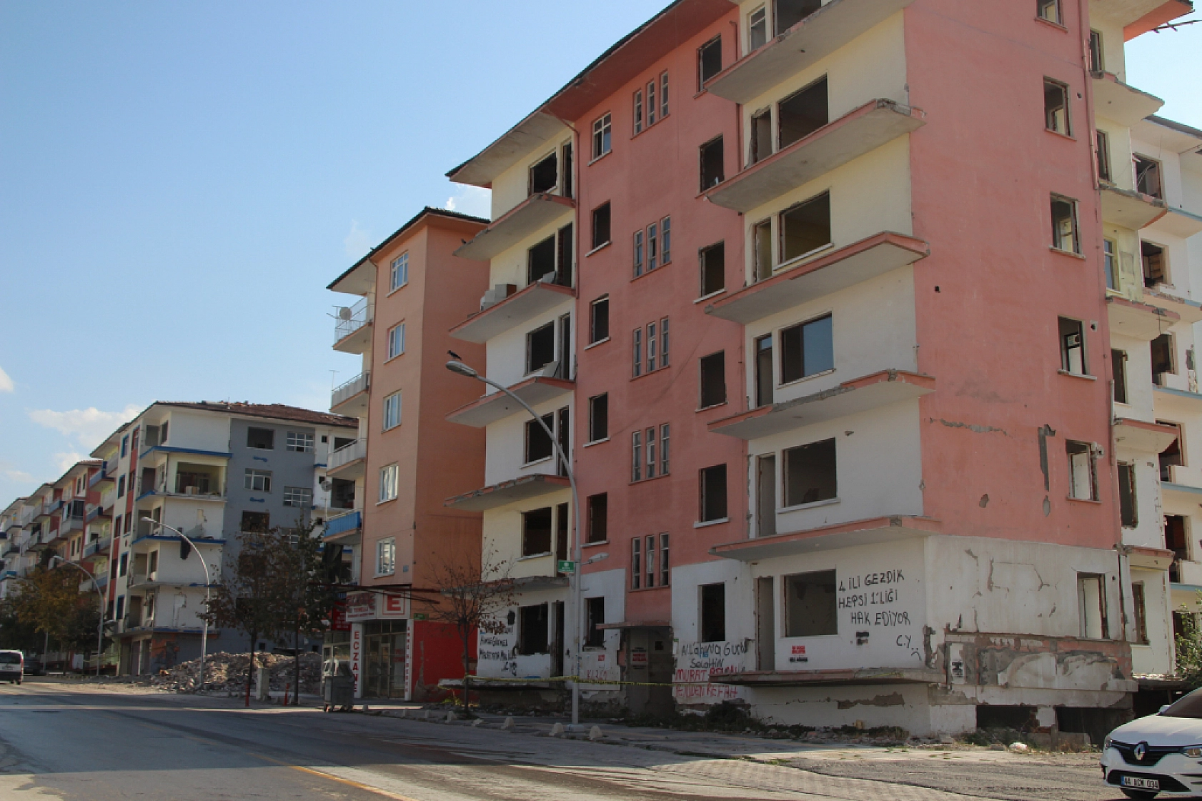 Malatya'da Ağır Hasarlı Binalara Şerit Çekildi..! Önlemler Arttırıldı...