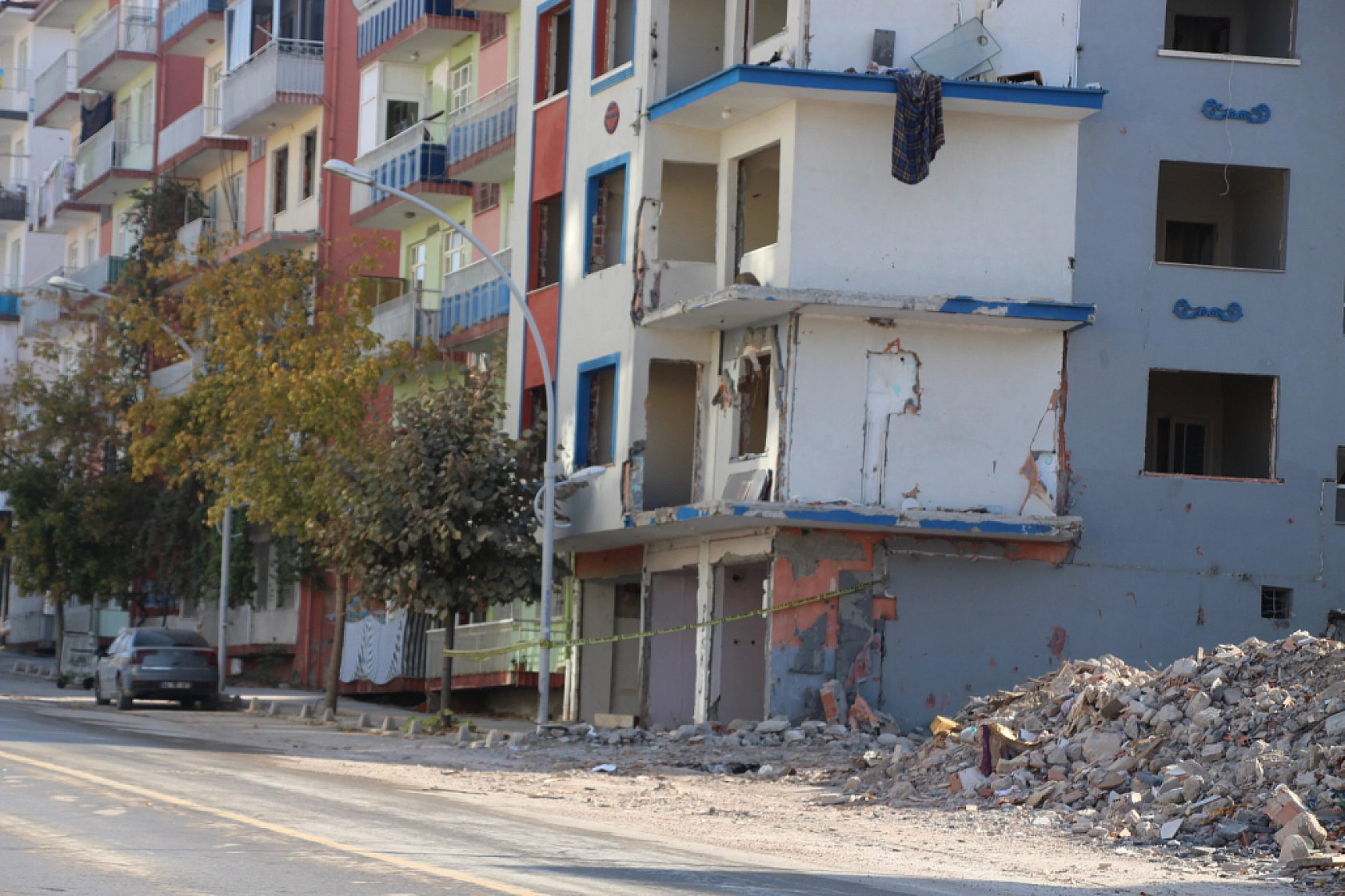 Malatya'da Ağır Hasarlı Binalara Şerit Çekildi..! Önlemler Arttırıldı...