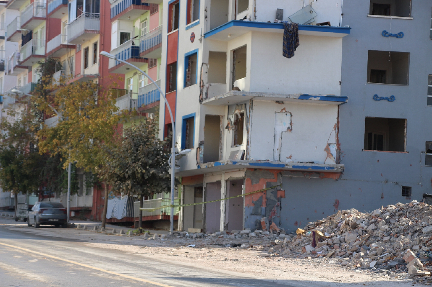 Malatya'da Ağır Hasarlı Binalara Şerit Çekildi..! Önlemler Arttırıldı...