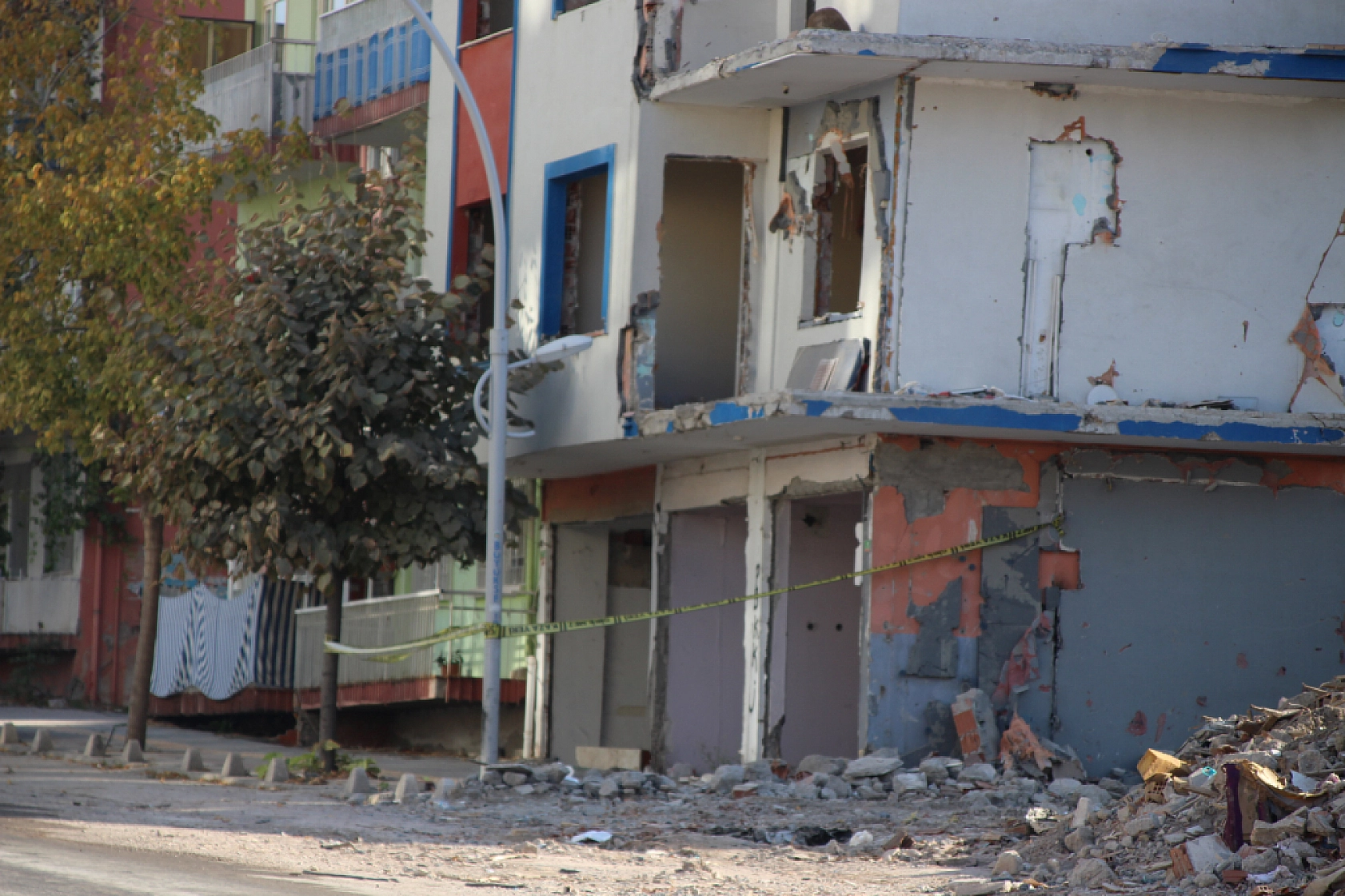 Malatya'da Ağır Hasarlı Binalara Şerit Çekildi..! Önlemler Arttırıldı...