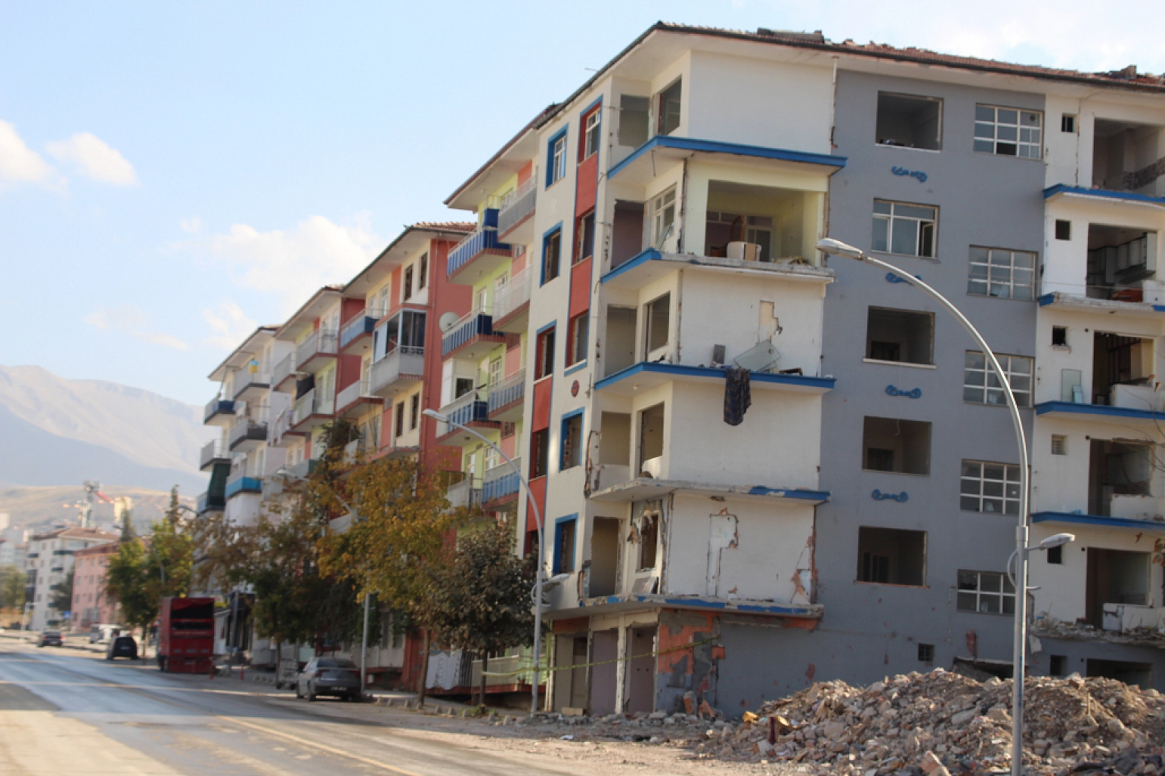 Malatya'da Ağır Hasarlı Binalara Şerit Çekildi..! Önlemler Arttırıldı...