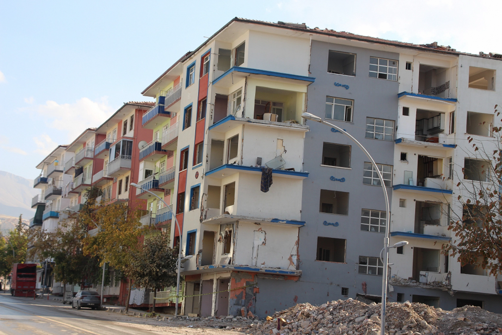 Malatya'da Ağır Hasarlı Binalara Şerit Çekildi..! Önlemler Arttırıldı...