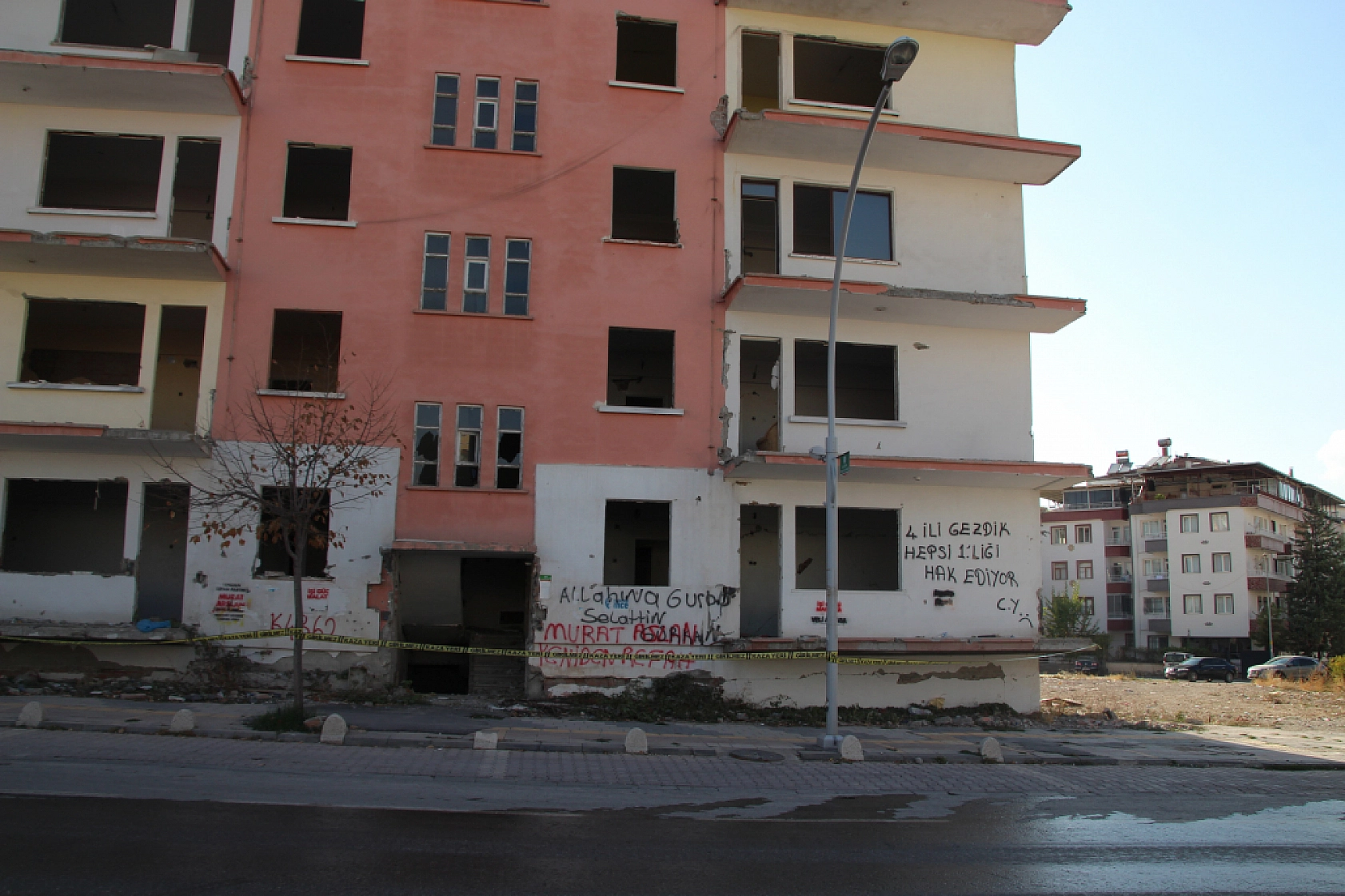 Malatya'da Ağır Hasarlı Binalara Şerit Çekildi..! Önlemler Arttırıldı...