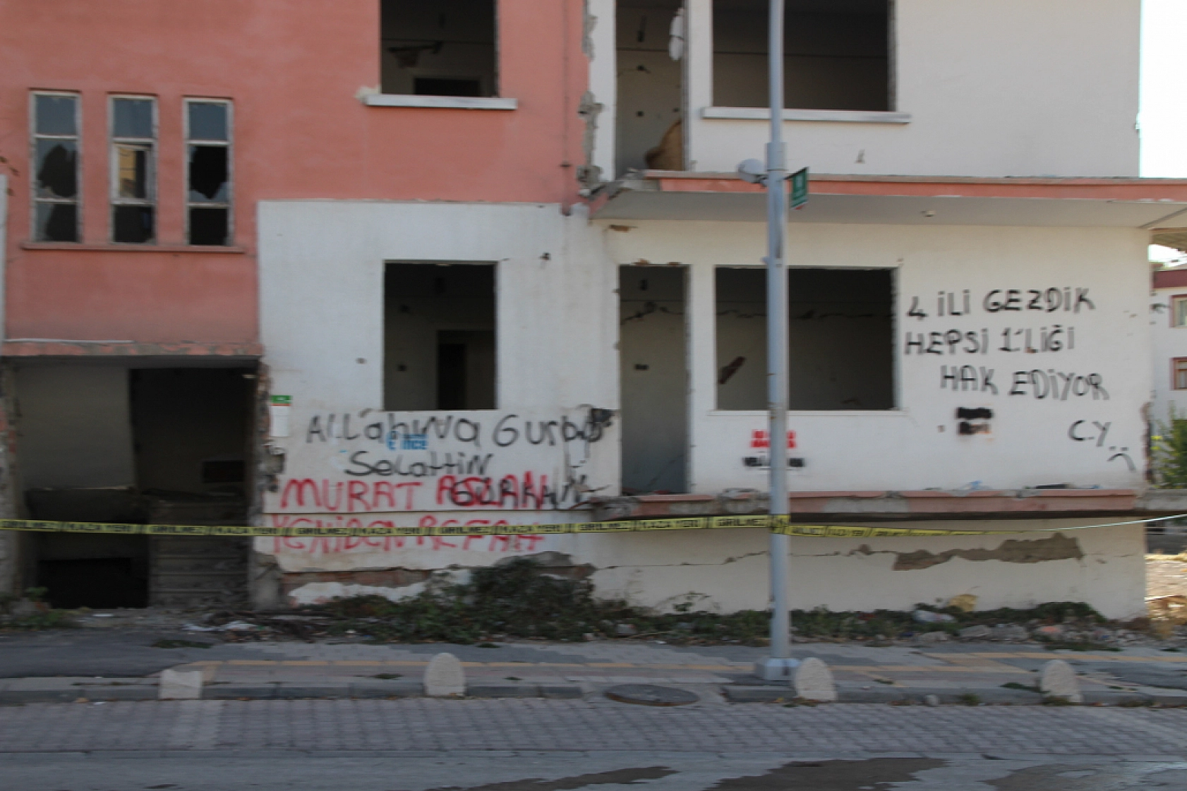 Malatya'da Ağır Hasarlı Binalara Şerit Çekildi..! Önlemler Arttırıldı...