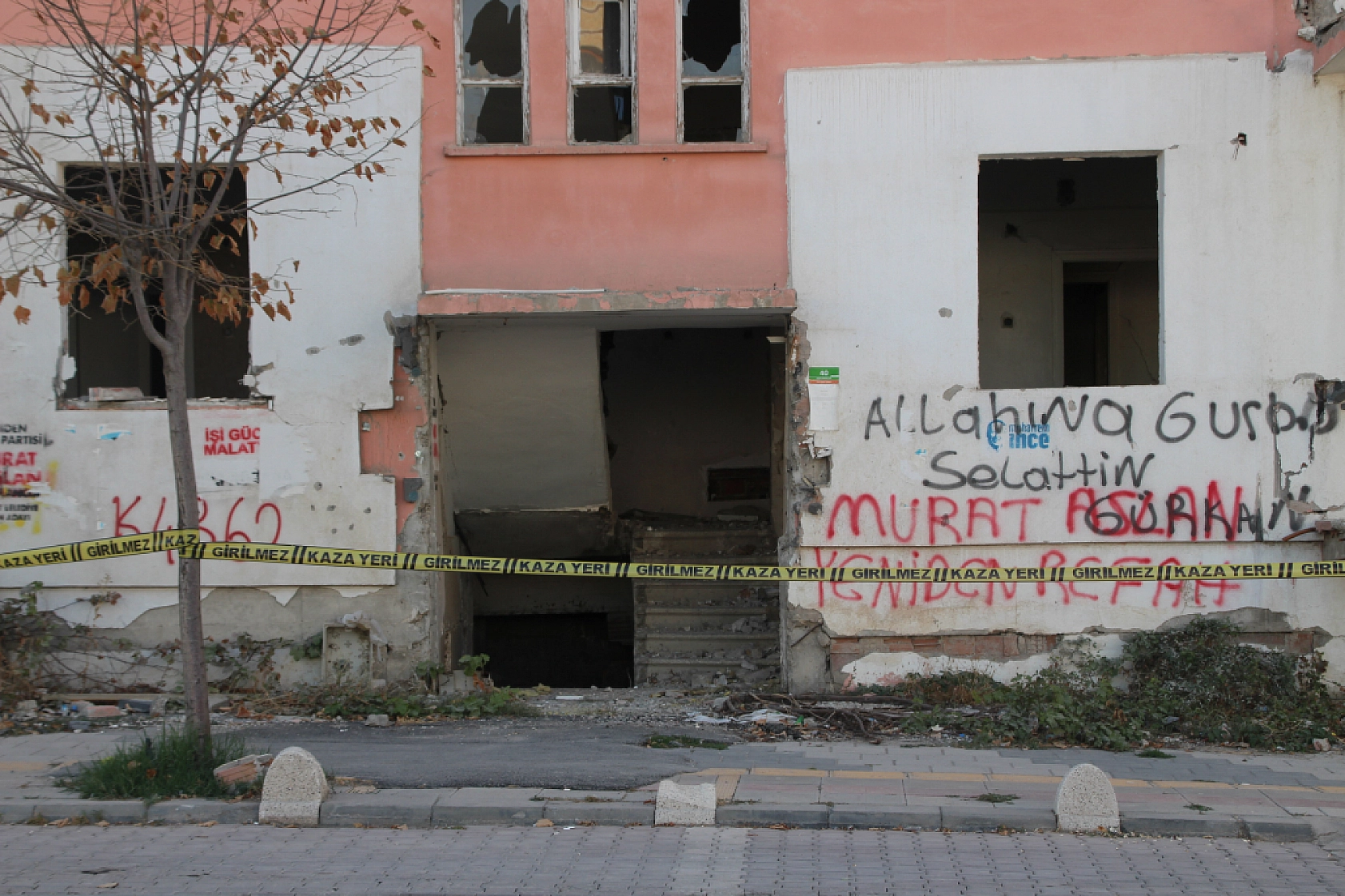 Malatya'da Ağır Hasarlı Binalara Şerit Çekildi..! Önlemler Arttırıldı...