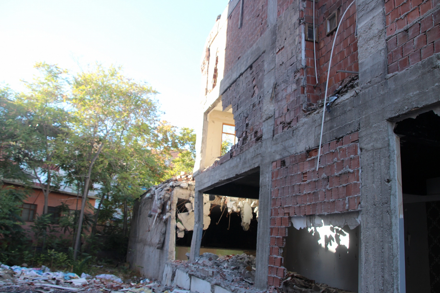 Malatya'da Ağır Hasarlı Binadan Uyarı Çanları!