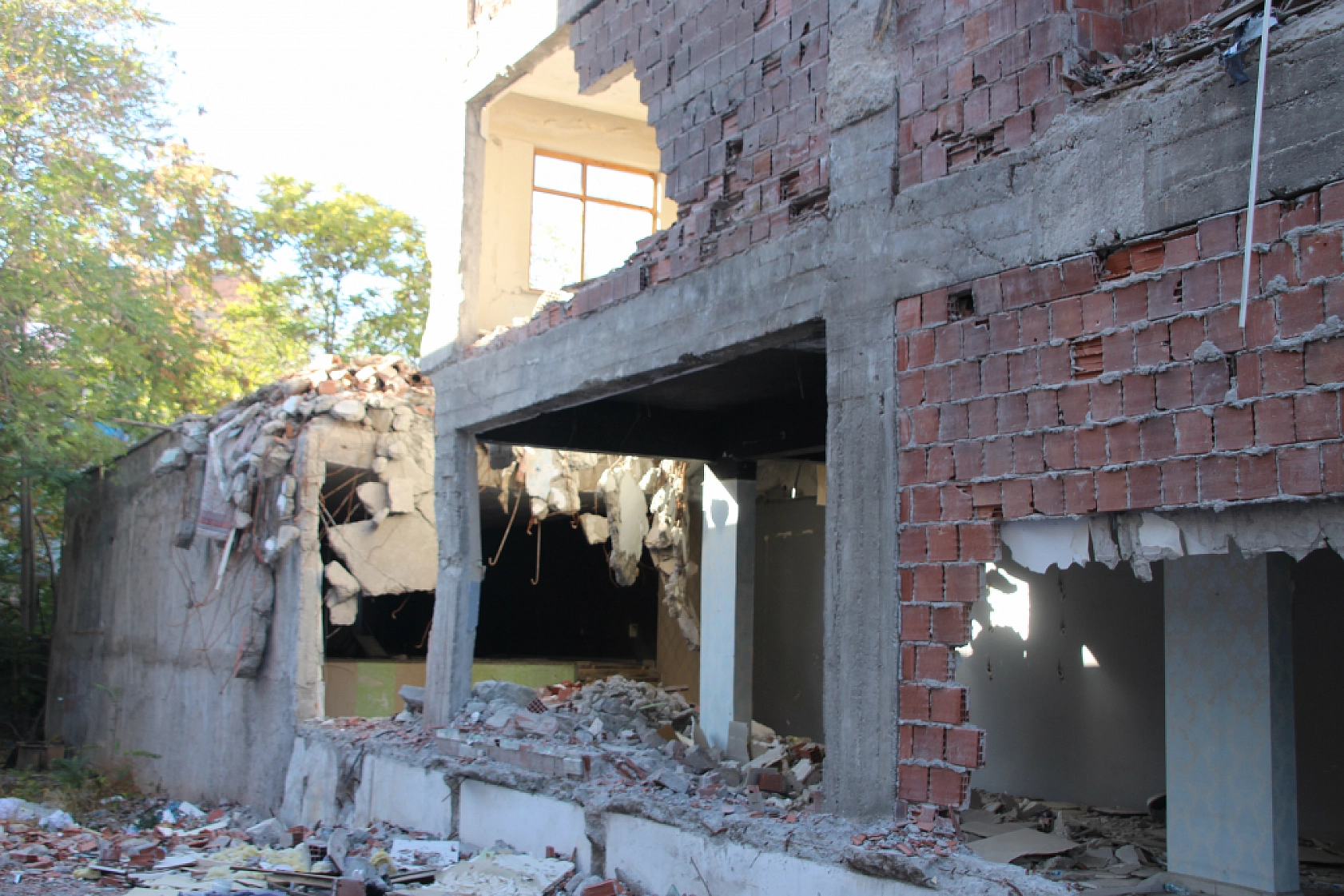 Malatya'da Ağır Hasarlı Binadan Uyarı Çanları!