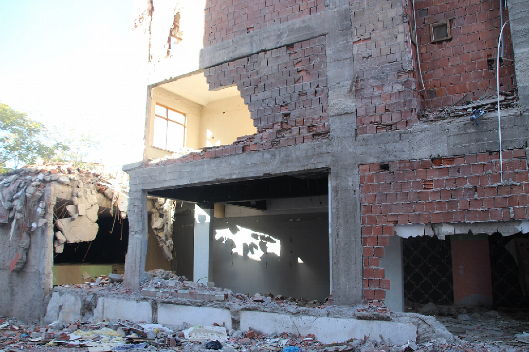 Malatya'da Ağır Hasarlı Binadan Uyarı Çanları!