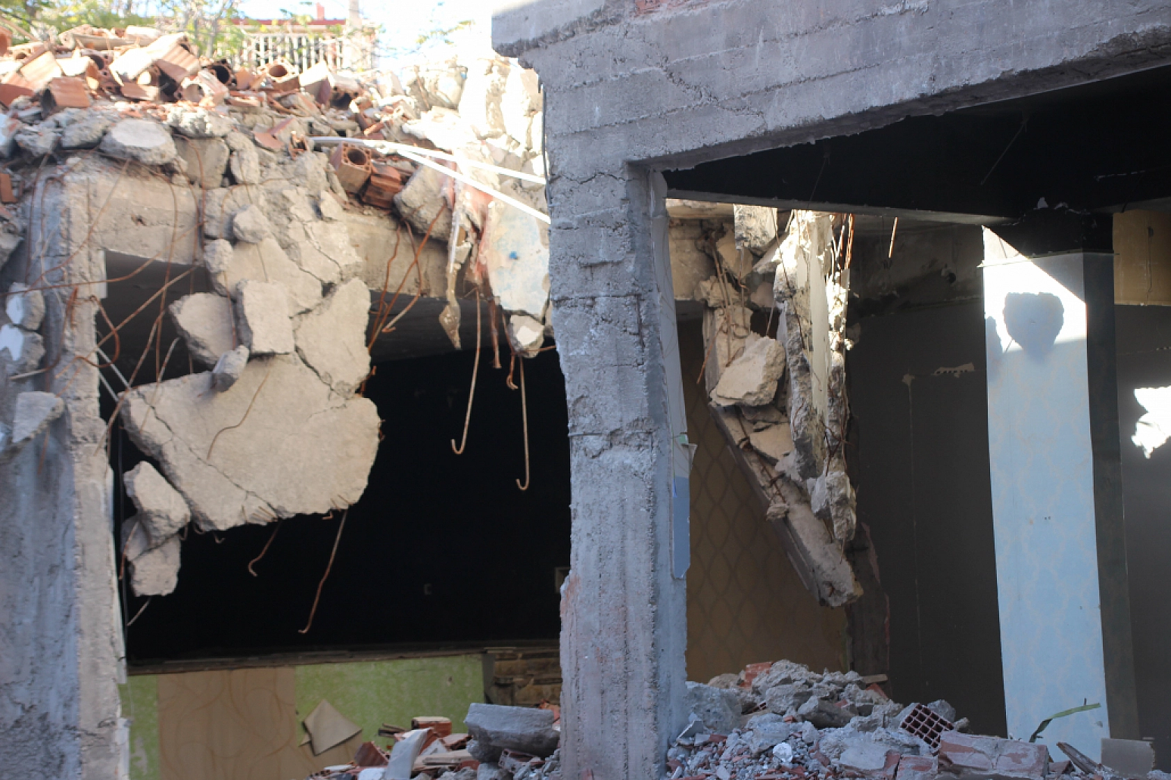 Malatya'da Ağır Hasarlı Binadan Uyarı Çanları!