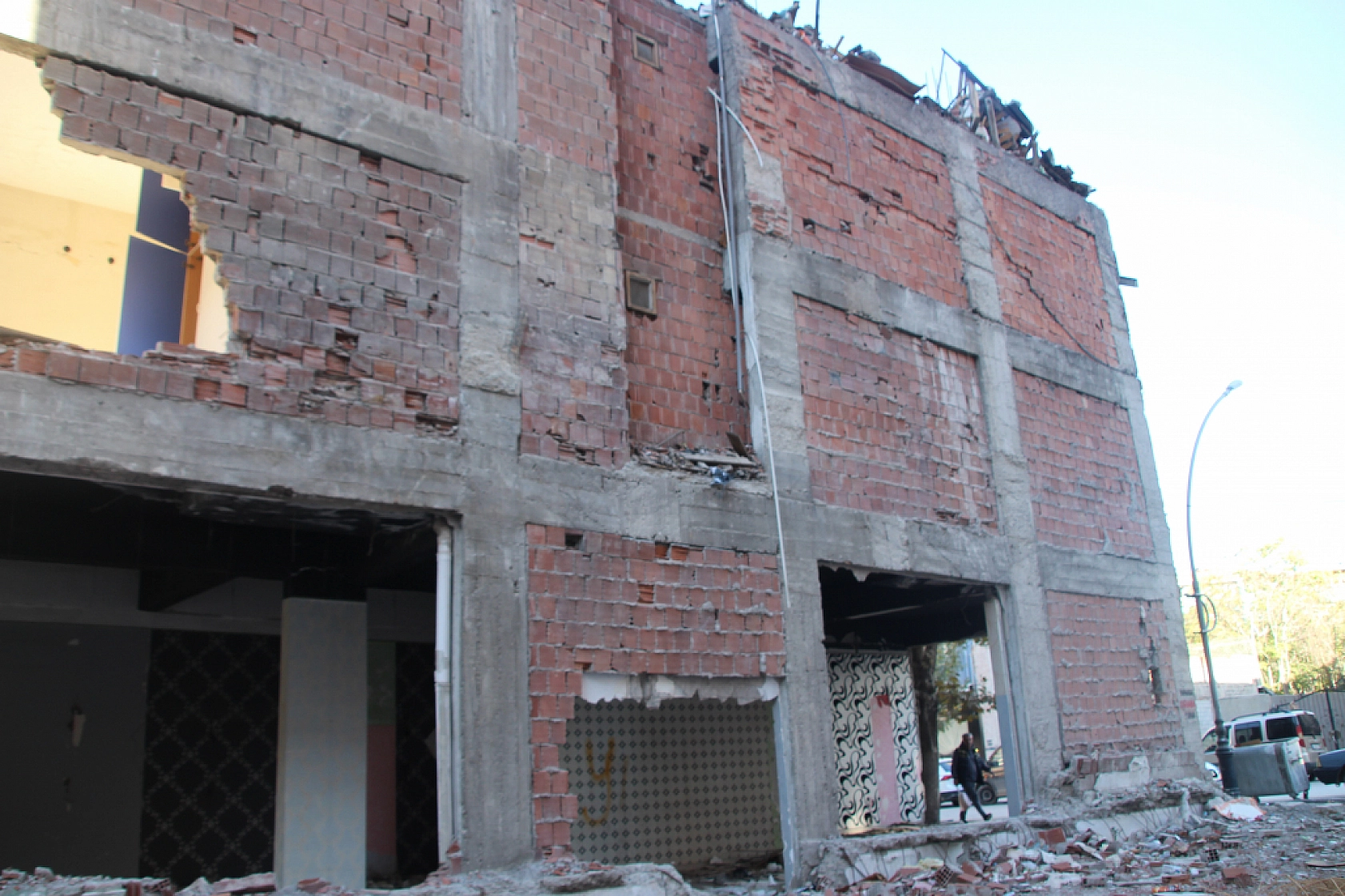 Malatya'da Ağır Hasarlı Binadan Uyarı Çanları!