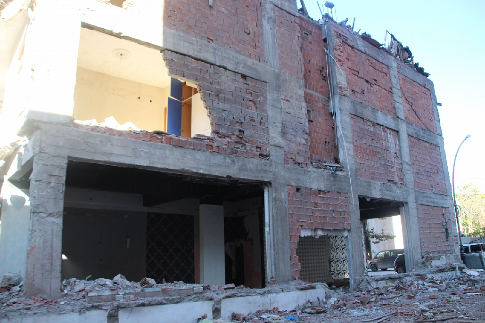 Malatya'da Ağır Hasarlı Binadan Uyarı Çanları!