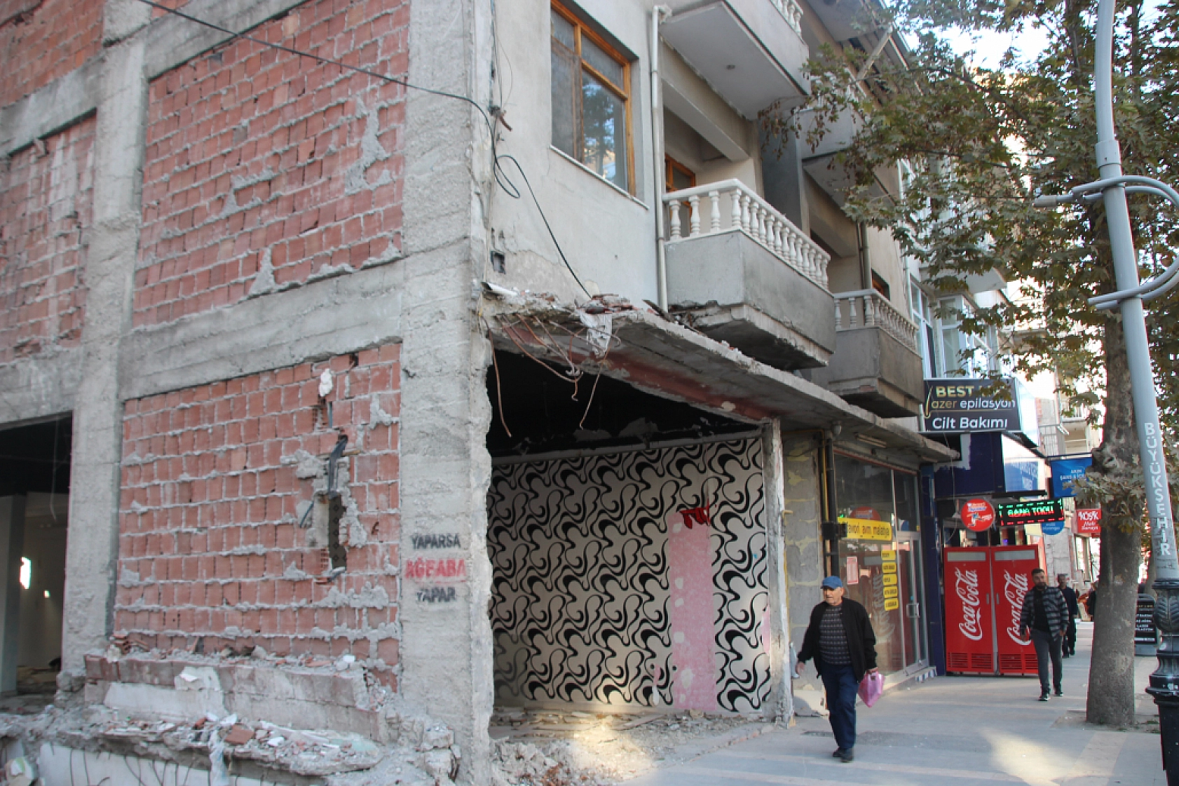 Malatya'da Ağır Hasarlı Binadan Uyarı Çanları!