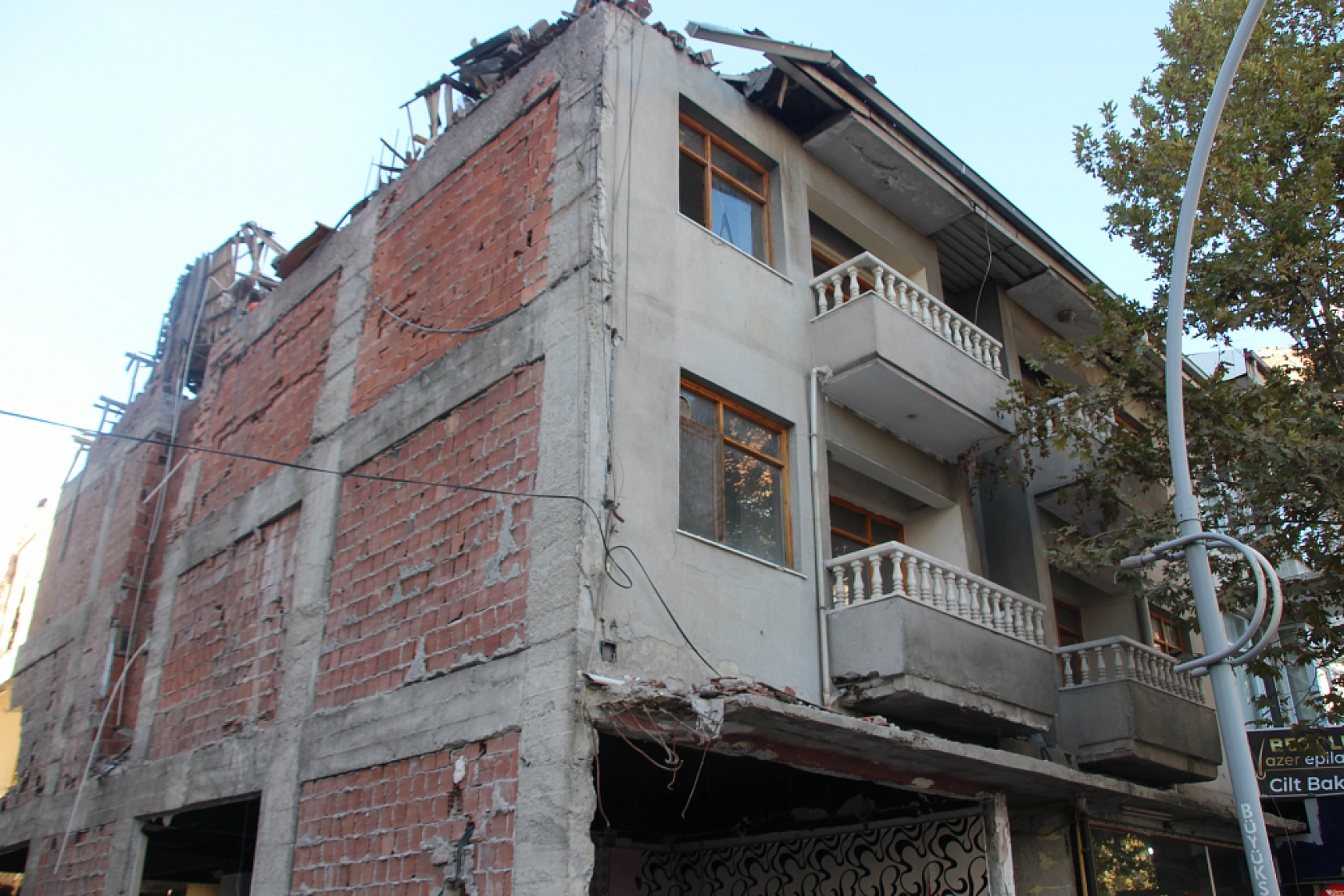 Malatya'da Ağır Hasarlı Binadan Uyarı Çanları!